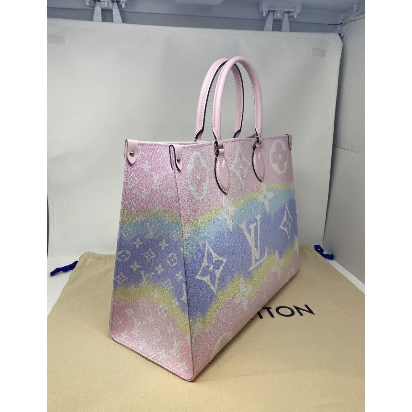 Louis Vuitton Louis Vuitton OnTheGo GM Escale Capri Limited Edition 🦄 Size ONE SIZE - 7 Thumbnail