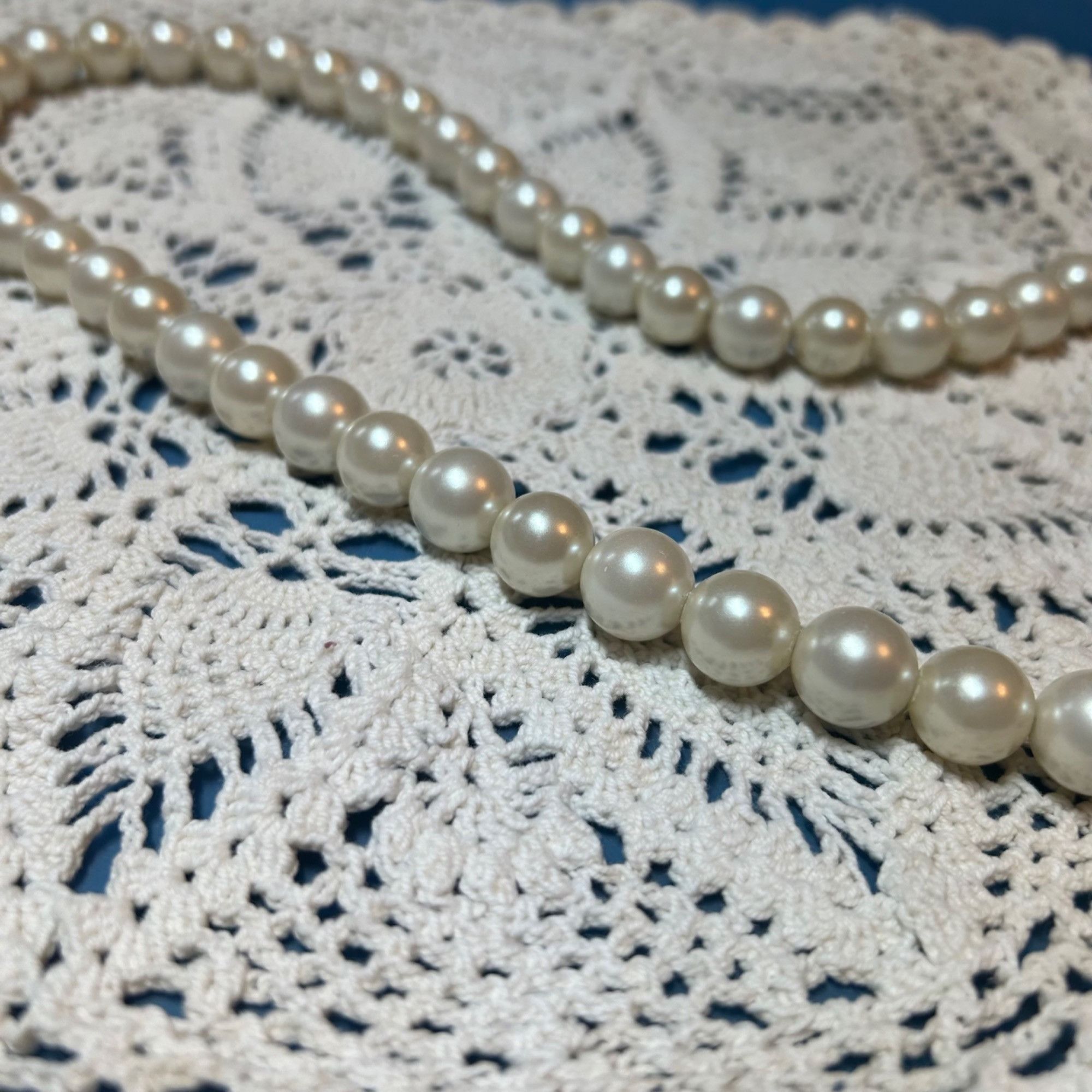 Ann Taylor Ann Taylor Faux Pearl Kissing Neon Rhinestone Fish Necklace Size ONE SIZE - 7 Thumbnail