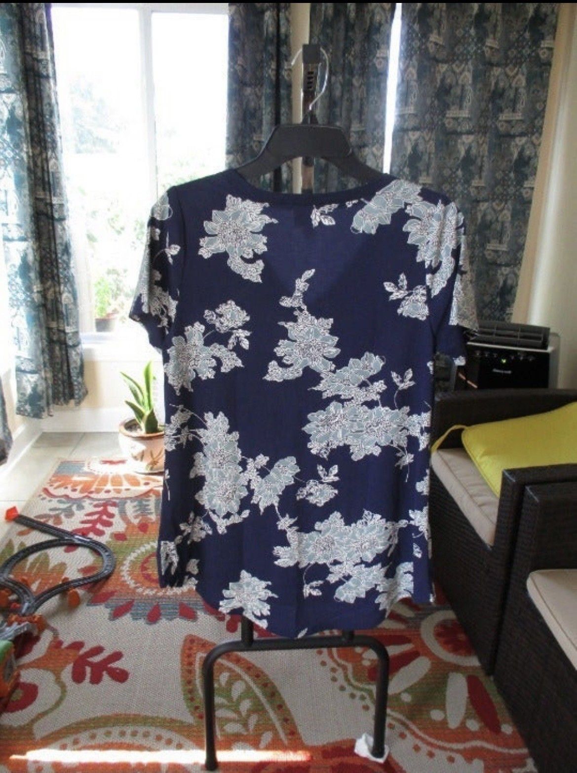 Other NWT LuLaRoe Christy V-neck Navy Floral Top Blouse SMALL Size S / US 4 / IT 40 - 4 Thumbnail