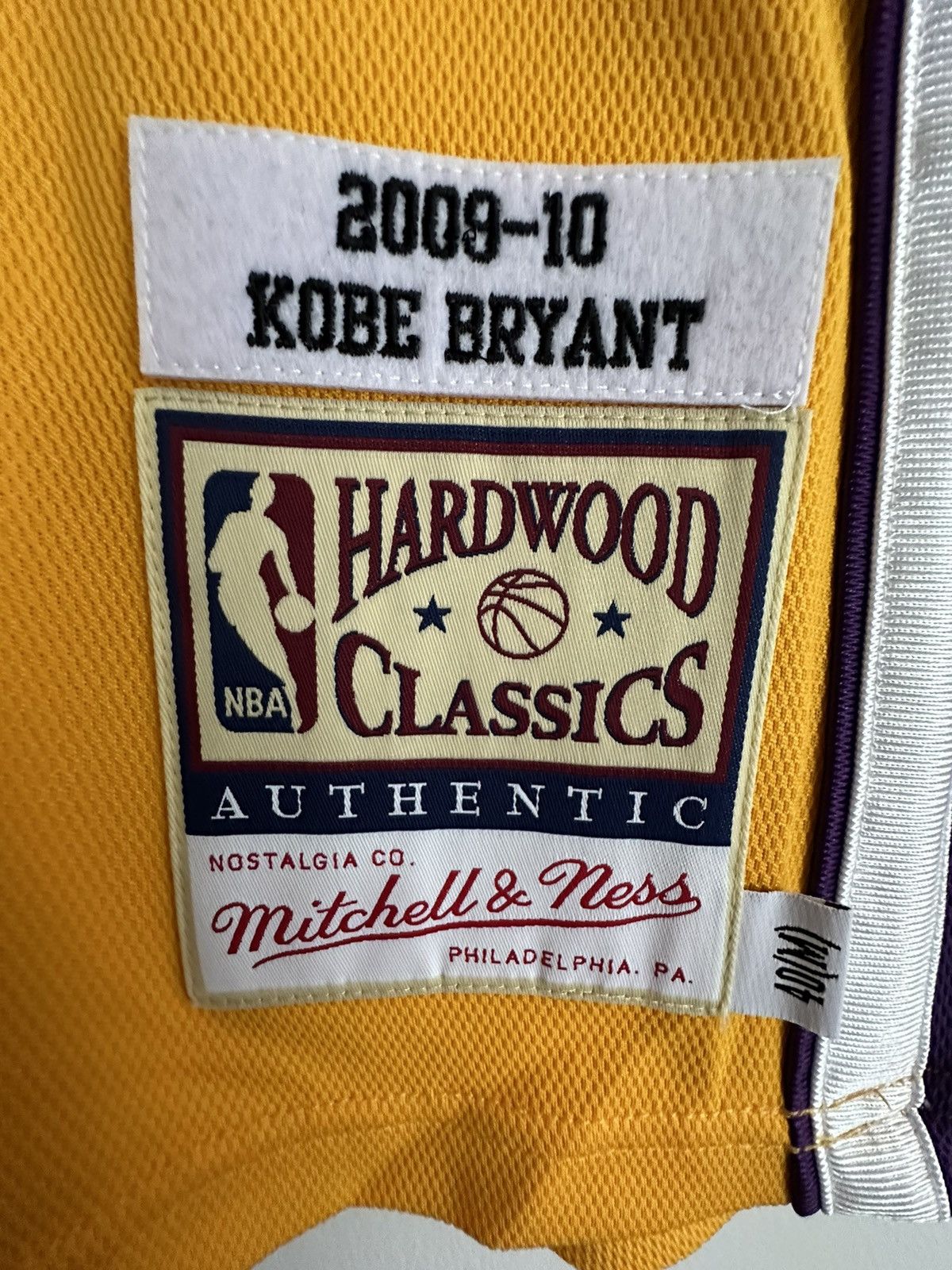 Mitchell & Ness KOBE BRYANT 2009-10 GOLD L.A LAKERS HOME AUTHENTIC JERSEY Size US M / EU 48-50 / 2 - 3 Thumbnail
