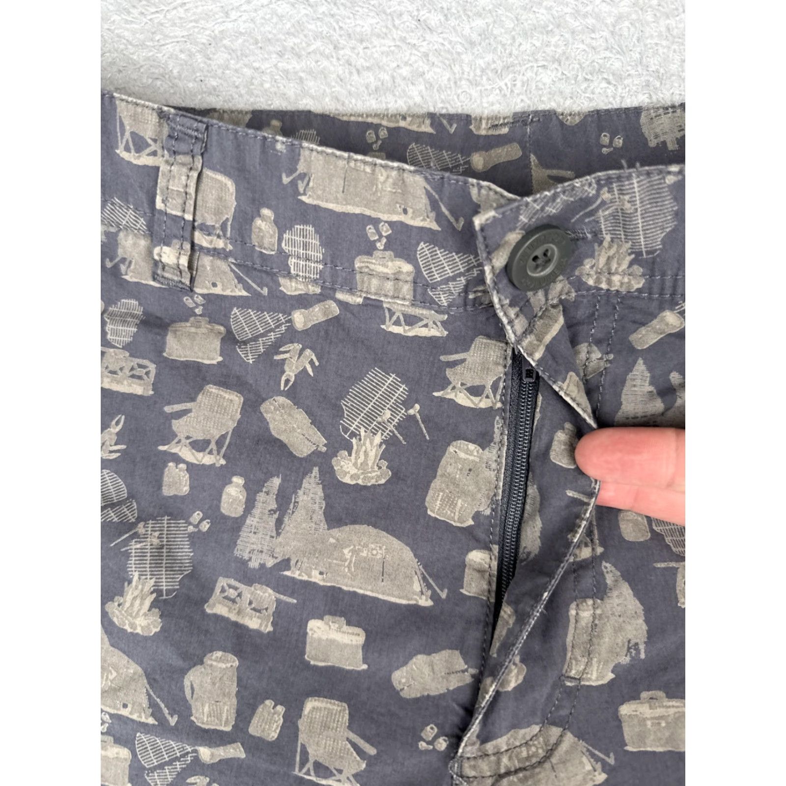 Vintage Columbia Shorts Mens 34x8 Gray Camping Print Chino 8 Inseam Lightweight Outdoor Casual Travel Shirt Size US 34 / EU 50 - 7 Thumbnail