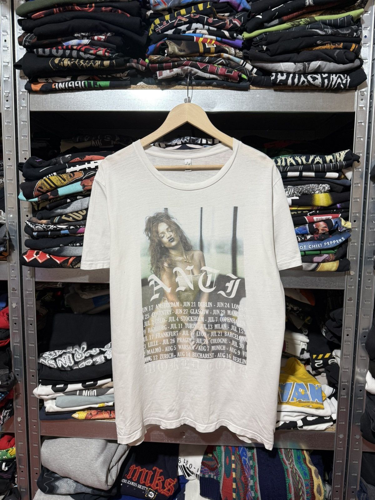 Rihanna Rihanna “ Anti World Tour 2016 “ Rap T-Shirt Y2K Hype Size US XL / EU 56 / 4 - 1 Thumbnail