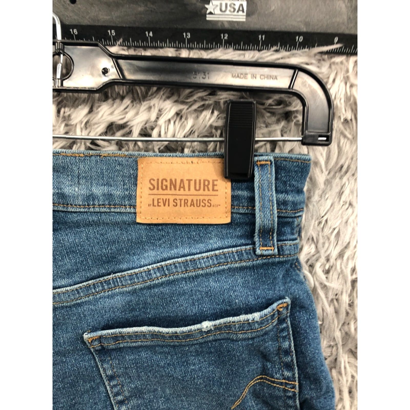 Levi's VINTAGE Levi's Hi-Rise Shorts Womens Size 4 Medium Wash Blue Raw Hem Size 27" / US 4 / IT 40 - 5 Thumbnail
