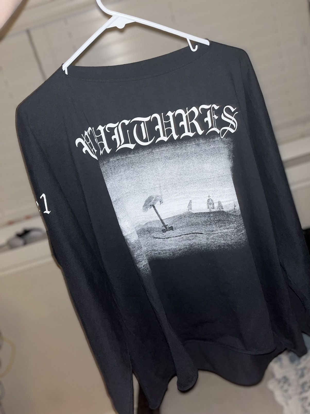 Kanye West × Yeezy Vultures LONG SLEEVE SIZE 1 Fits S-M Size US M / EU 48-50 / 2 - 4 Thumbnail