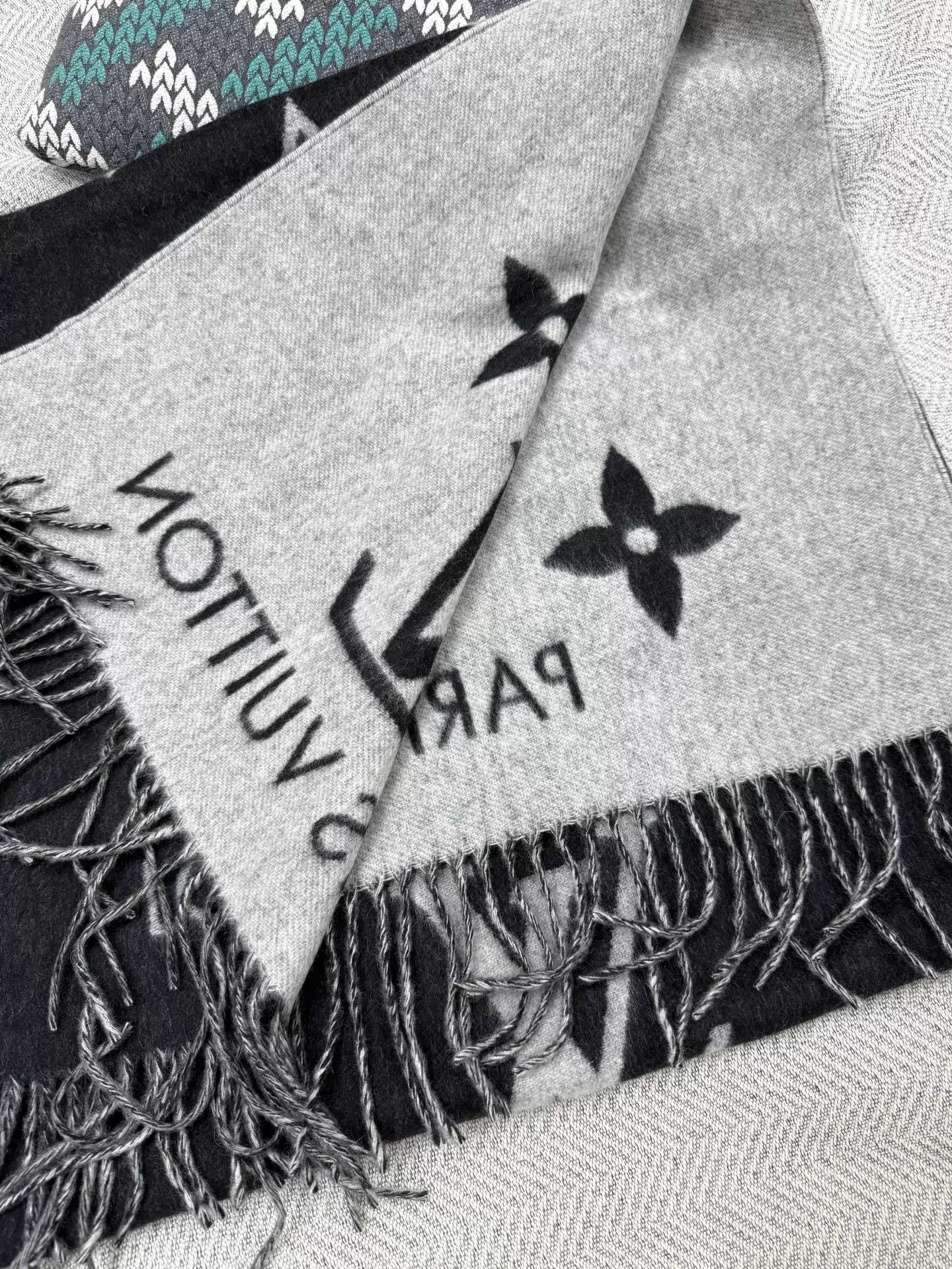 Louis Vuitton LV Monogram Black Gray Double-Face Wool Scarf NIB Size ONE SIZE - 4 Thumbnail