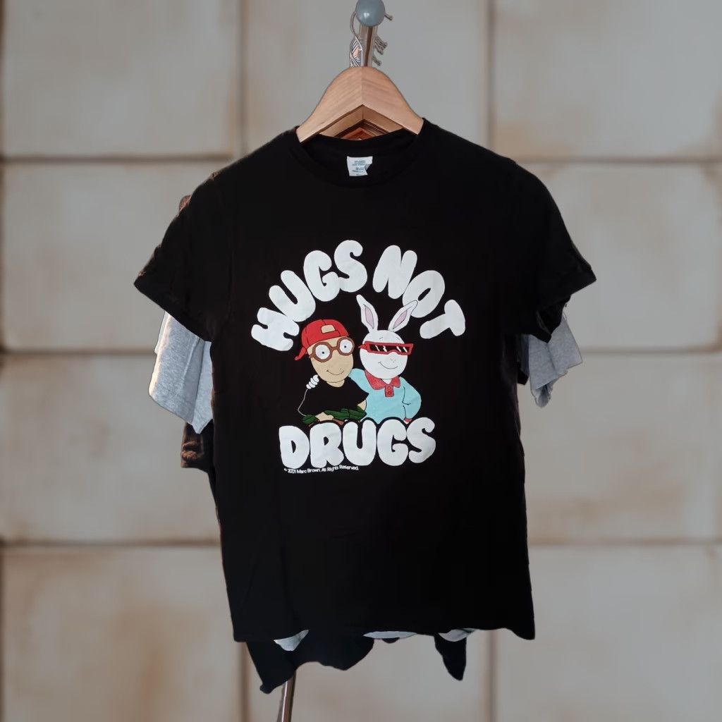 Vintage VINTAGE Arthur Hugs Not Drugs T-shirt Men S Black 90s Cartoon T-Shirt Mens Size US S / EU 44-46 / 1 - 1 Thumbnail