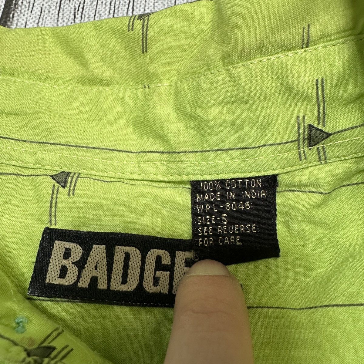 Vintage Vintage Badge shirt Size US S / EU 44-46 / 1 - 4 Thumbnail