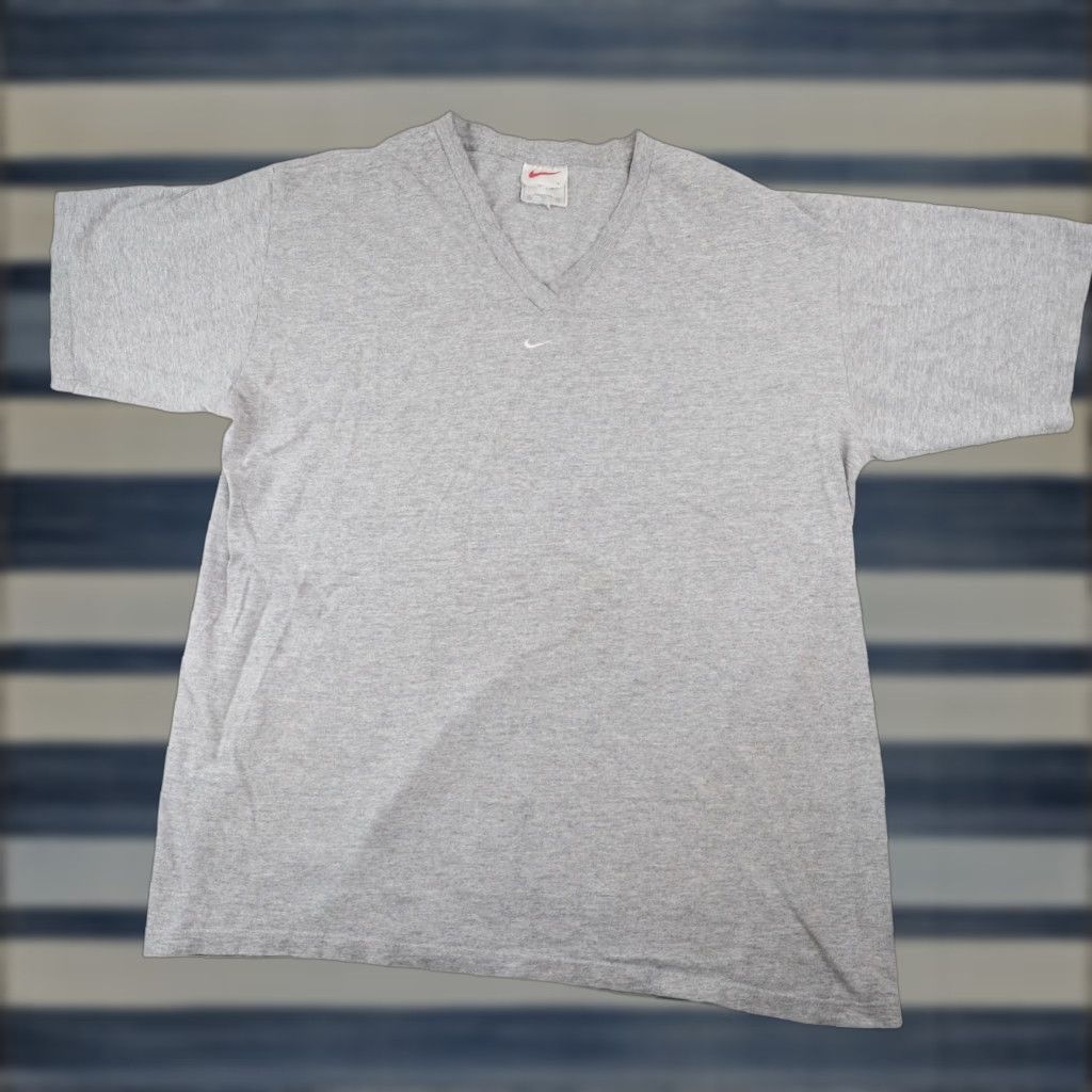 Nike VINTAGE Nike Mens Large Mini Swoosh V Neck T Shirt Gray Shirt Mens Large Gray 90s Size US L / EU 52-54 / 3 - 1 Thumbnail