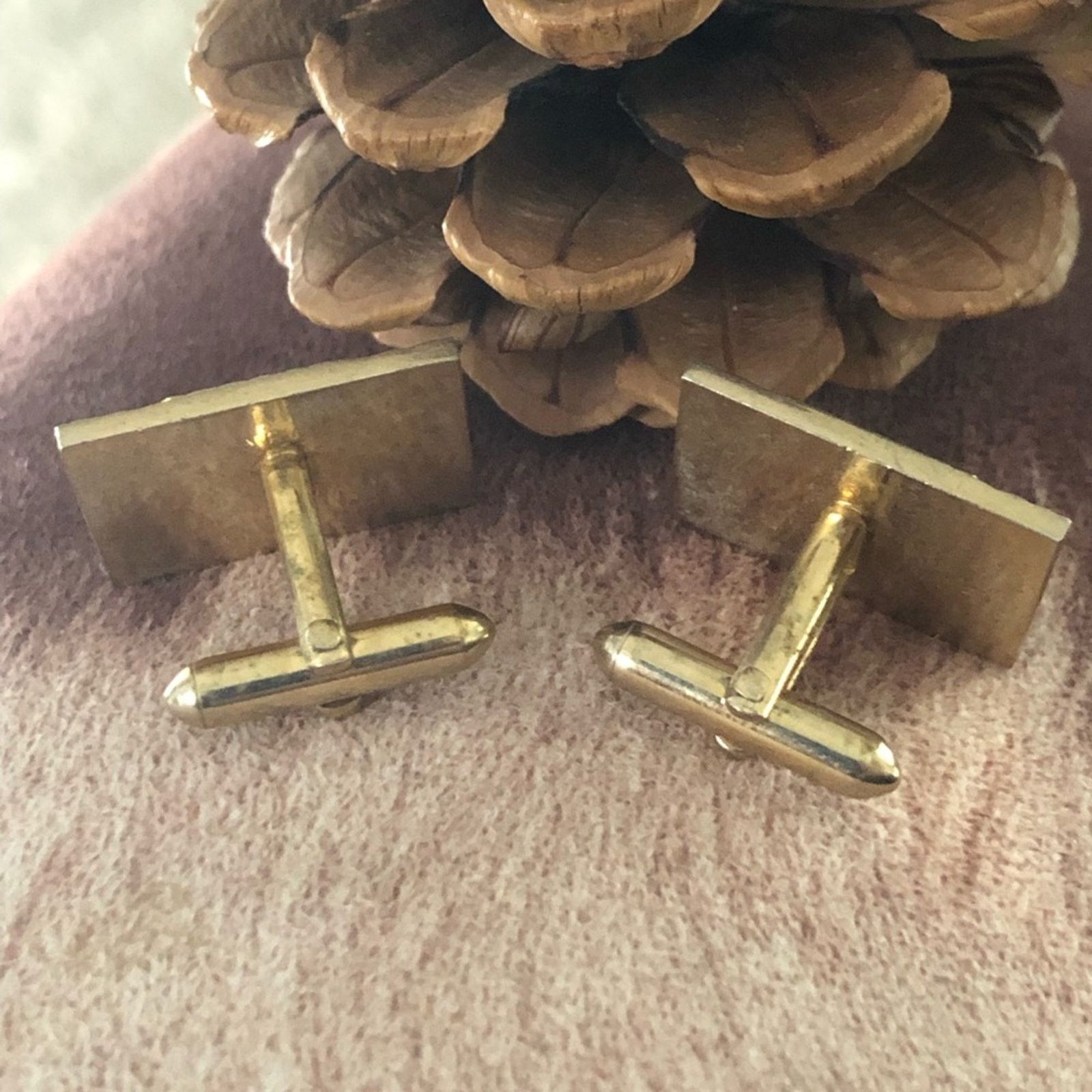 Vintage Vintage men’s textured gold plated faux ruby cuff link Size ONE SIZE - 3 Thumbnail