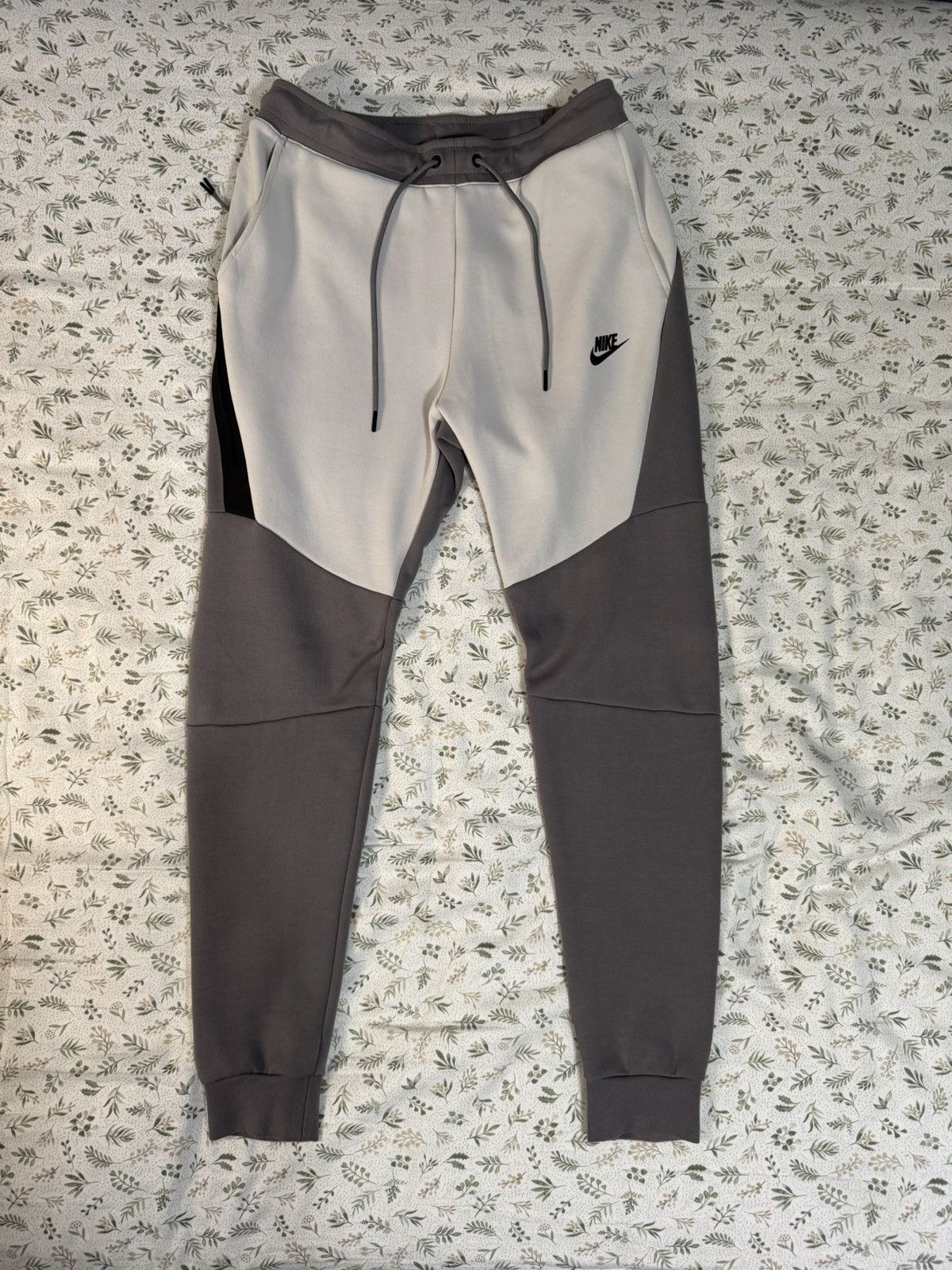 Nike Tech Fleece Joggers Grey/White Size Small