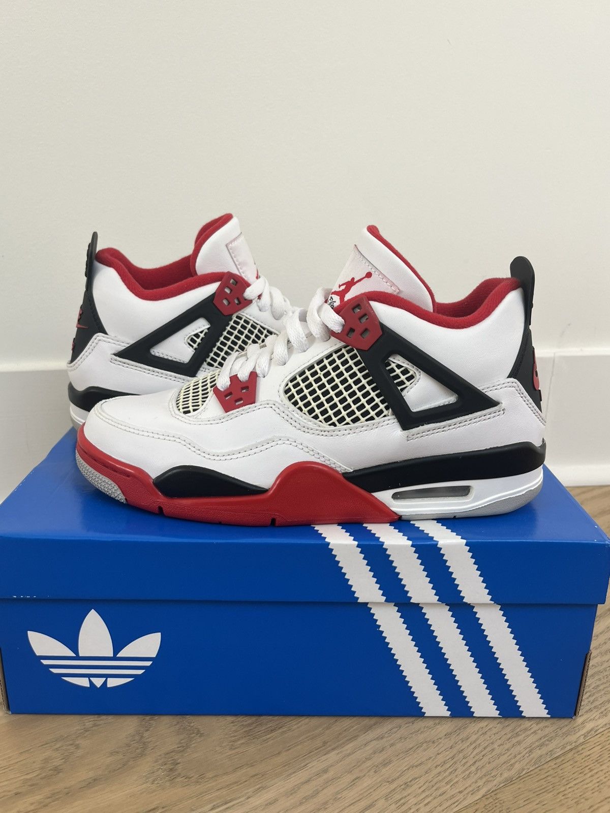 Nike Jordan 4 Fire Red Size US 6 / EU 39 - 1 Thumbnail