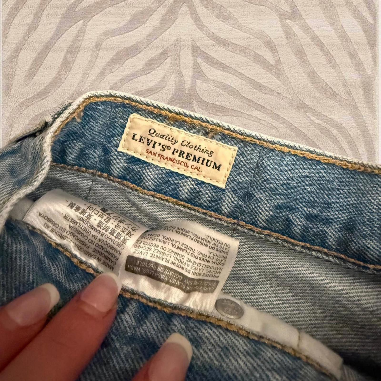 Levi's Classic Levi denim shorts! Size 42" / US 20 - 6 Thumbnail