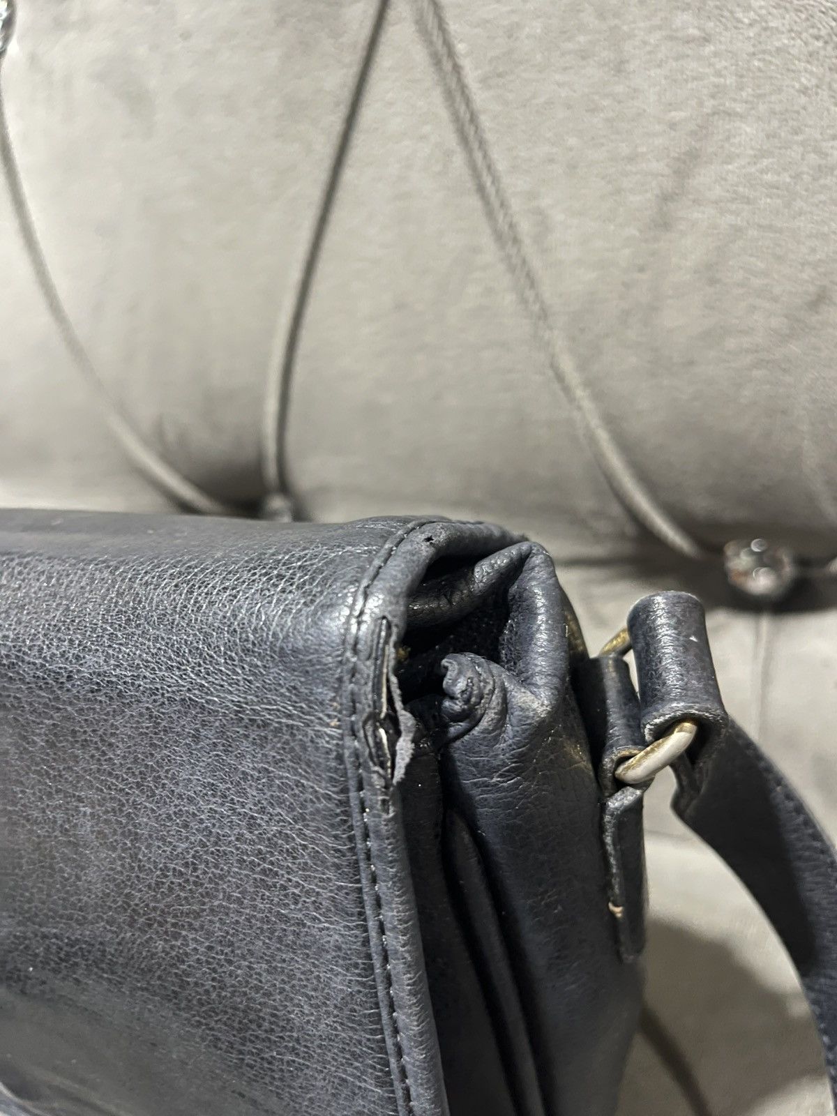 Yves Saint Laurent Authentic Yves Saint Laurent logo stitch shoulder bag Size ONE SIZE - 8 Thumbnail