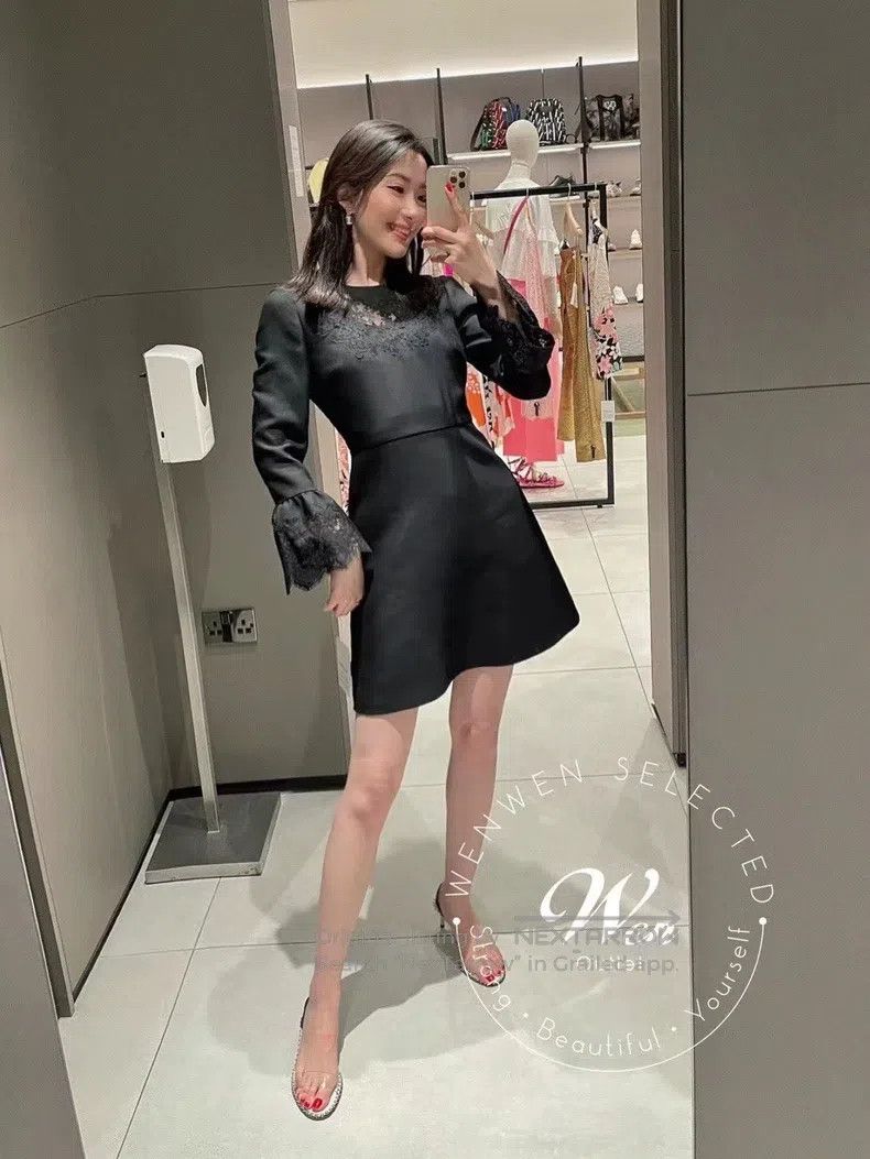 Valentino Valentino Wool long-sleeved dress Size S / US 4 / IT 40 - 1 Thumbnail