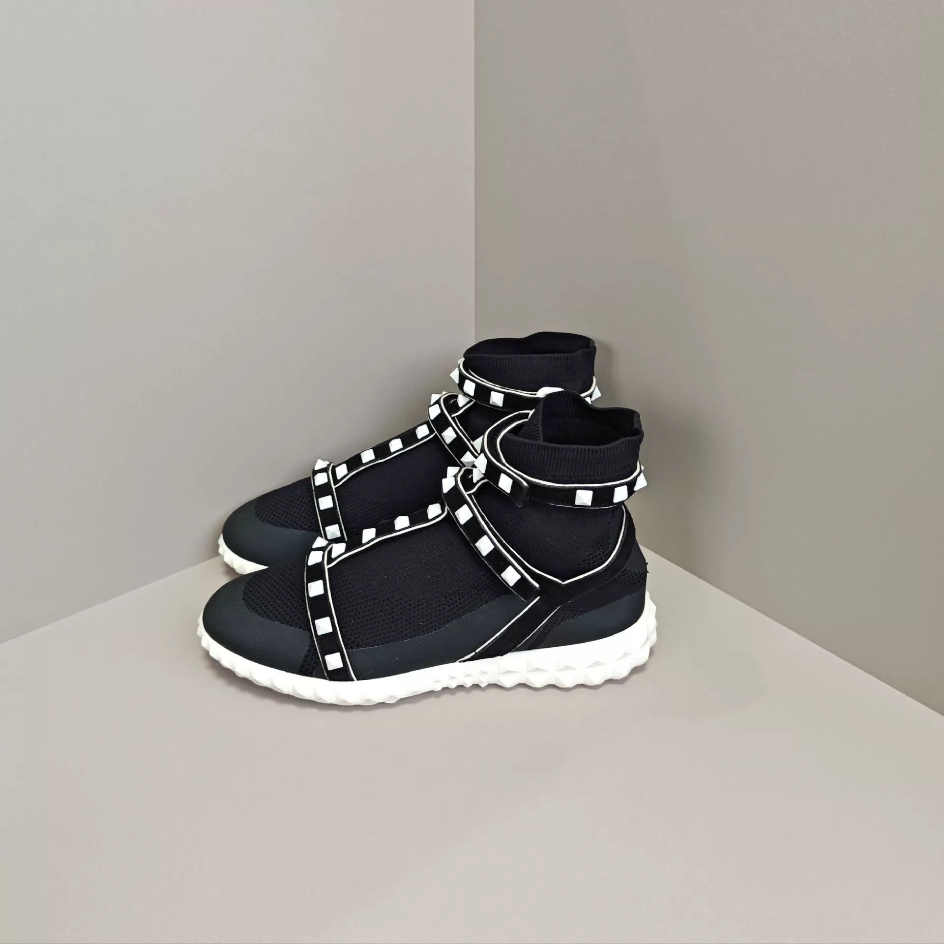 Valentino Valentino Casual Lowtop Sneakers us_7 Women Size US 7 / IT 37 - 1 Thumbnail