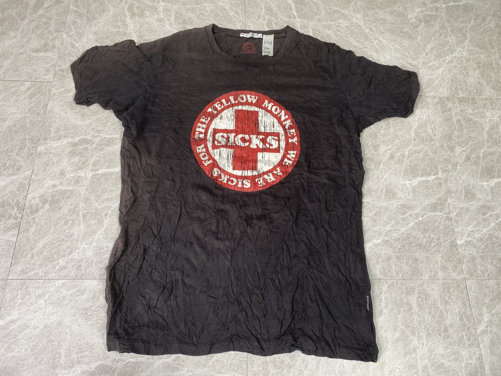 Uniqlo The yellow monkey big logo size M Size US M / EU 48-50 / 2 - 2 Thumbnail