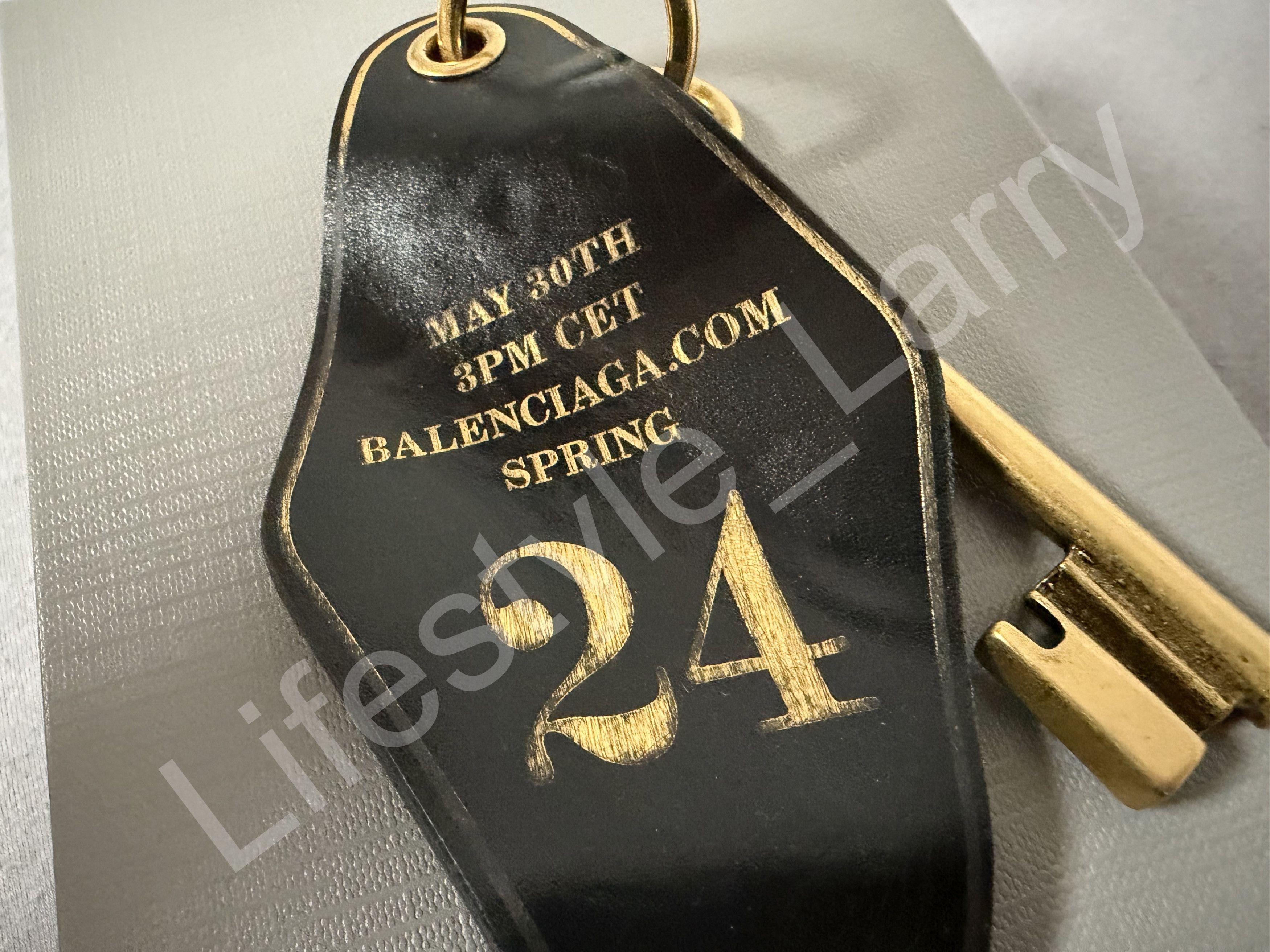 Balenciaga Balenciaga Spring 24 Runway Invitation Key-Ring Charm Size ONE SIZE - 6 Thumbnail