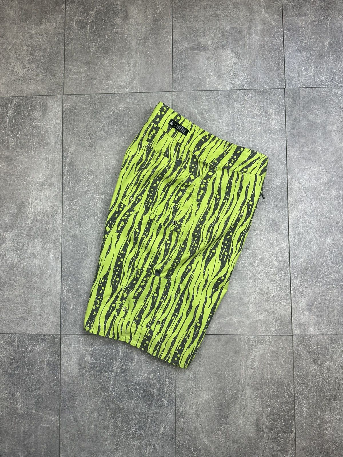 Vintage Nike ACG Vintage Outdoor Printed Shorts Small Logo Size US 34 / EU 50 - 1 Thumbnail