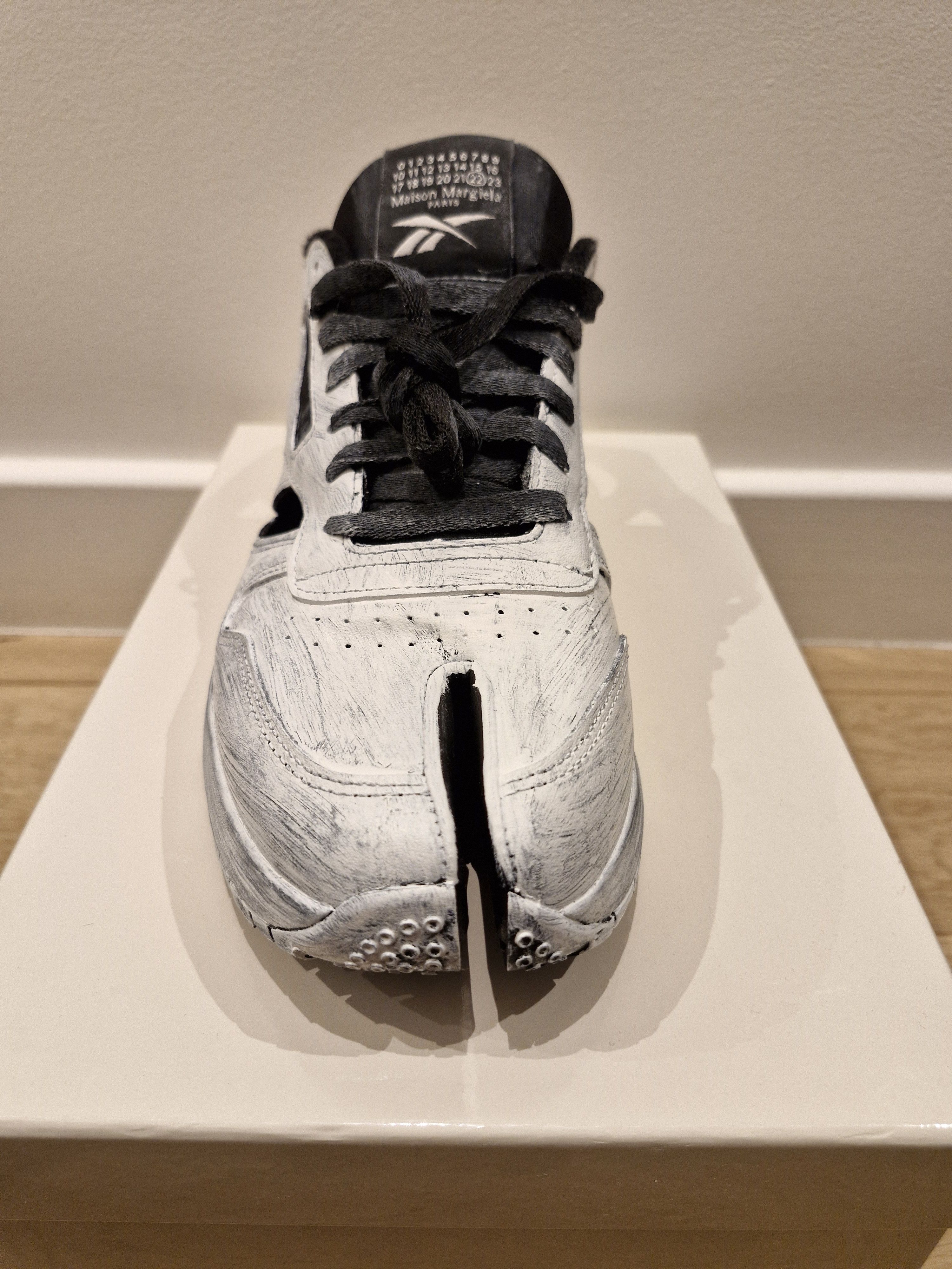 Maison Margiela × Reebok White painted Tabi sneakers Size US 10.5 / EU 43-44 - 3 Thumbnail