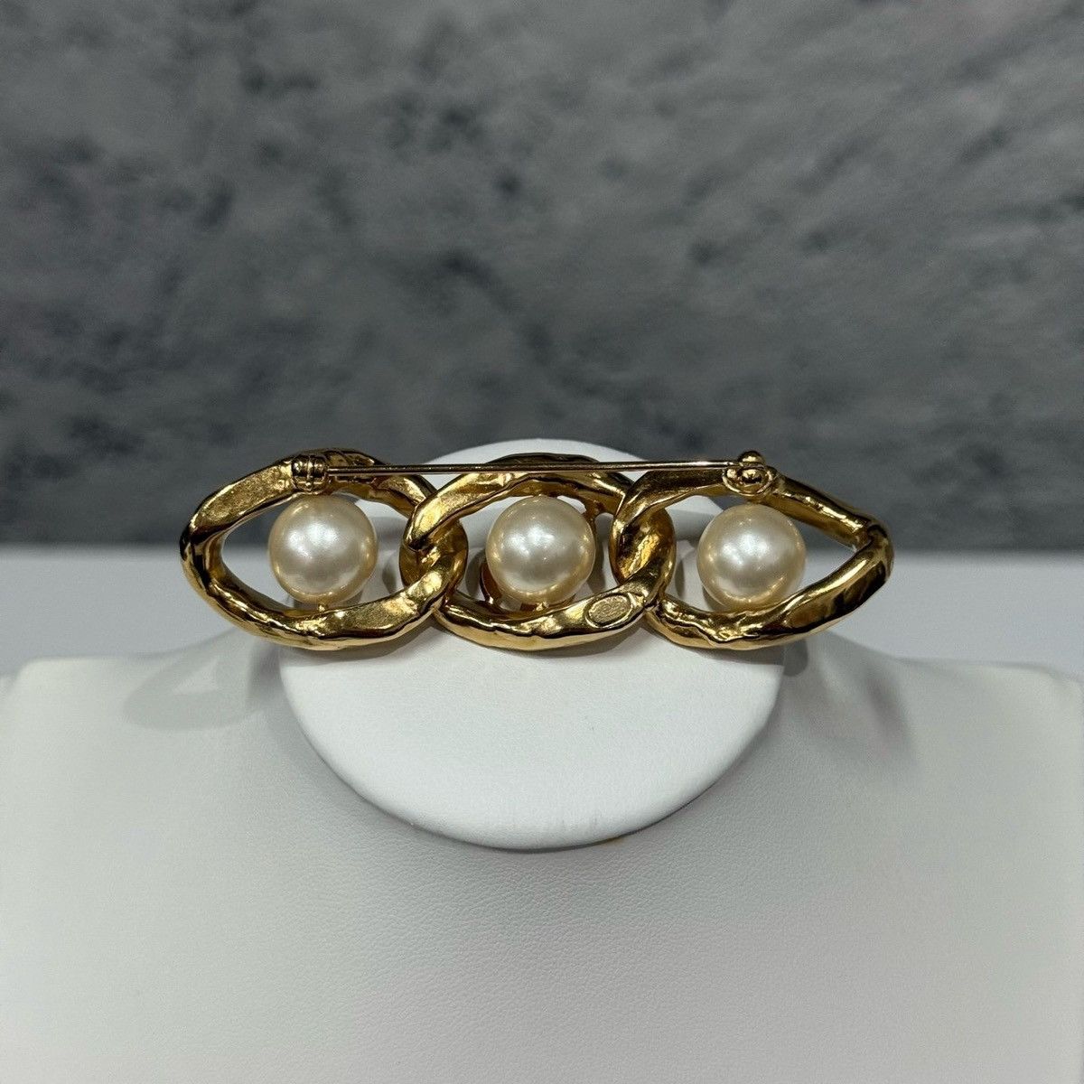 Chanel Chanel CC logo brooch in gold-tone metal with faux pearls Size ONE SIZE - 2 Thumbnail