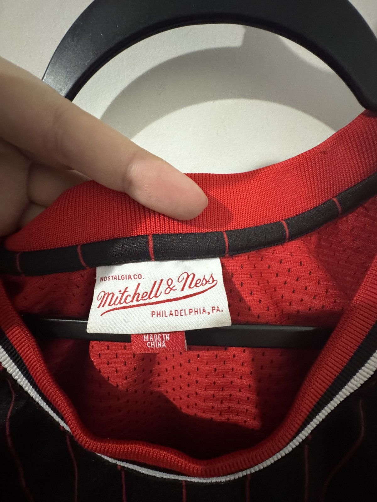 Mitchell & Ness Michael Jordan Bulls Jersey #23 (1996-97) Size US XL / EU 56 / 4 - 3 Thumbnail