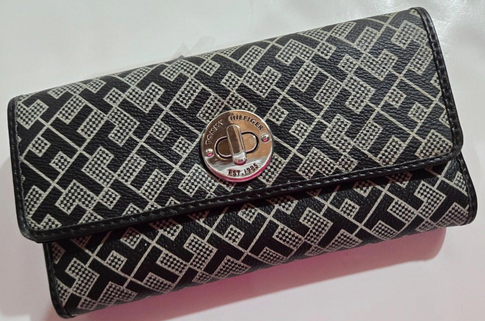 Tommy Hilfiger Tommy Hilfiger Signature TH Trifold Checkbook Wallet NWT Size ONE SIZE - 1 Thumbnail