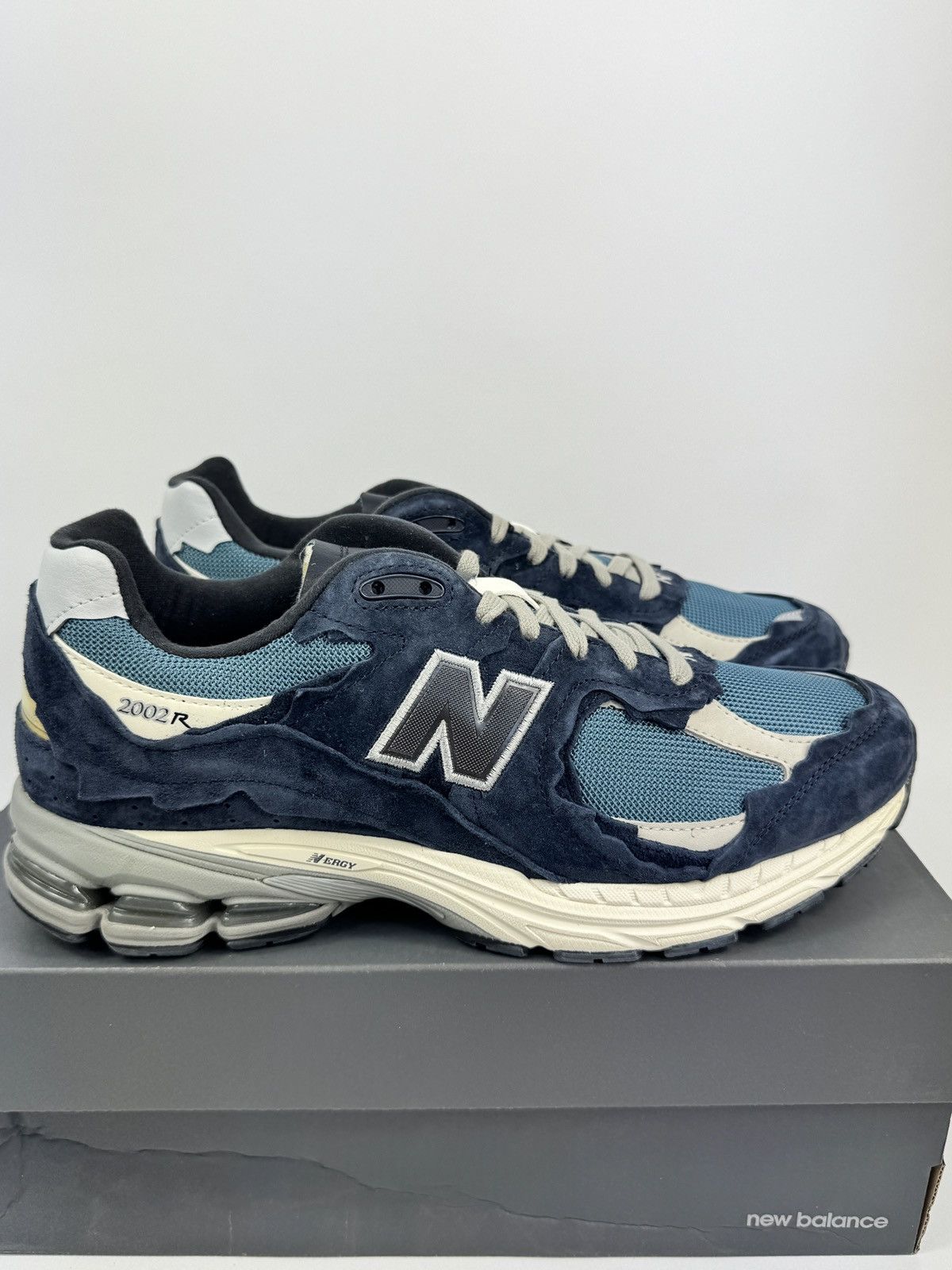 New Balance NEW BALANCE 2002R Size US 11 / EU 44 - 1 Thumbnail
