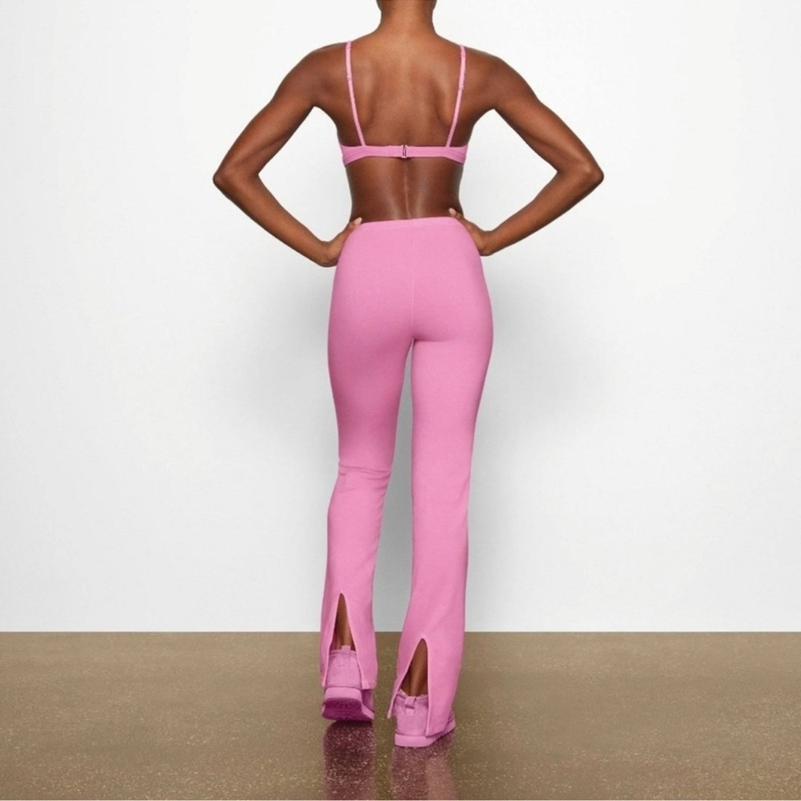 SKIMS Skims Outdoor Split Hem Legging - Bubble Gum Size 28" / US 6 / IT 42 - 2 Thumbnail