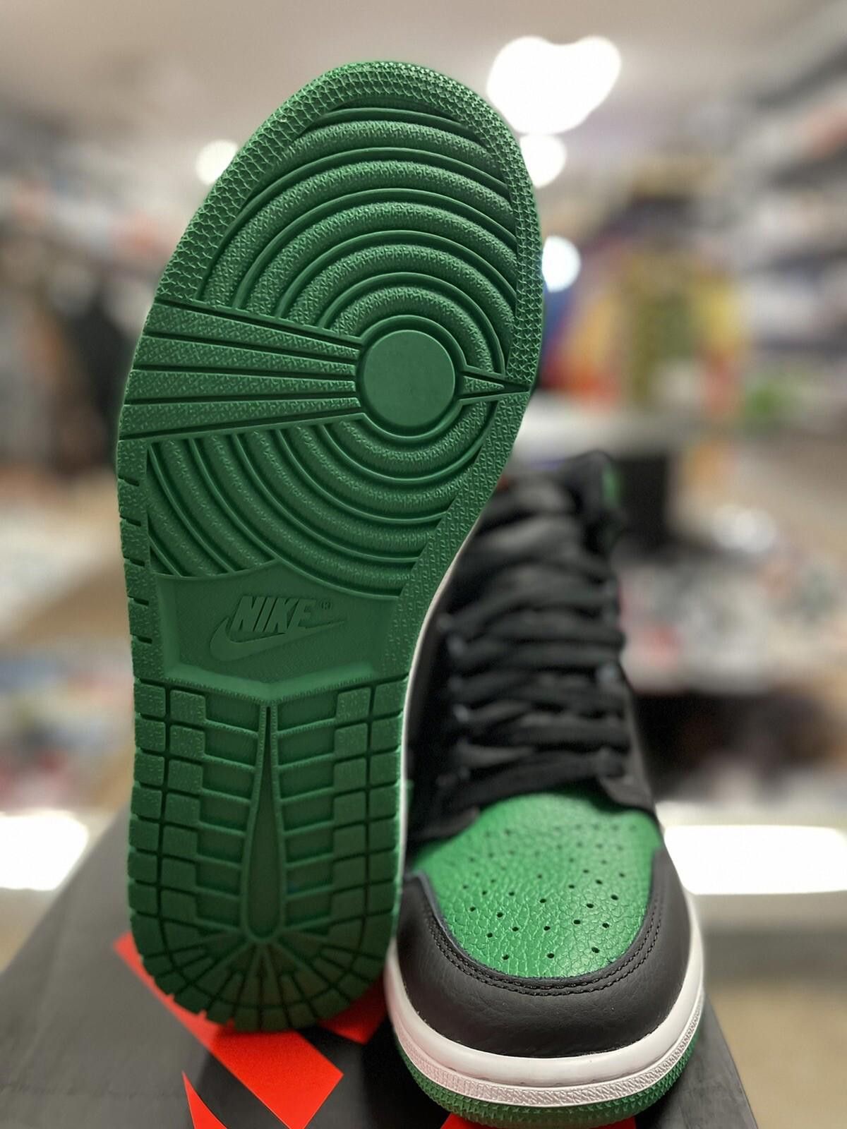 Jordan Brand Size 10.5 - Jordan 1 Retro High OG Pine Green 2.0 555088-030 Size US 10.5 / EU 43-44 - 9 Thumbnail