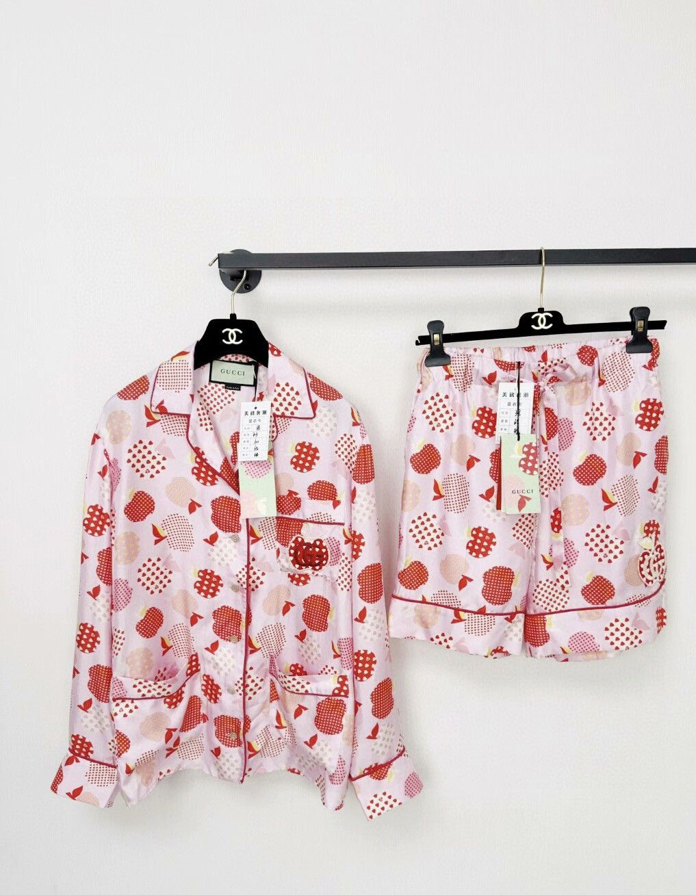Gucci Gucci brand new authentic silk suit with tags Size M / US 6-8 / IT 42-44 - 1 Thumbnail