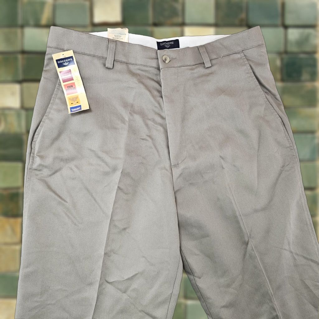 Dockers Dockers Pants Mens 36x32 Khaki Flat Front Relaxed ProStyle Stain Defender Wrinkle Resistant Pockets Size US 36 / EU 52 - 1 Thumbnail