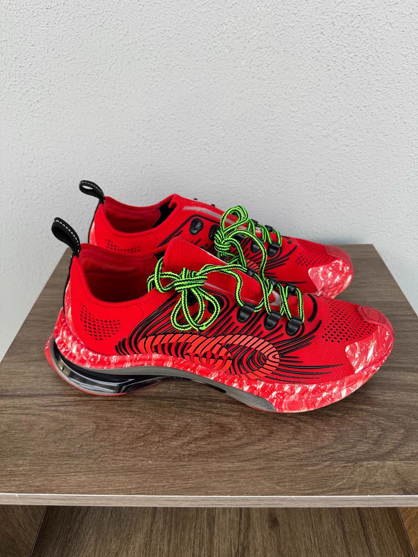 Gucci Red Low-Top Sneakers with Green Laces - Size 10 Size US 10 / EU 43 - 1 Thumbnail