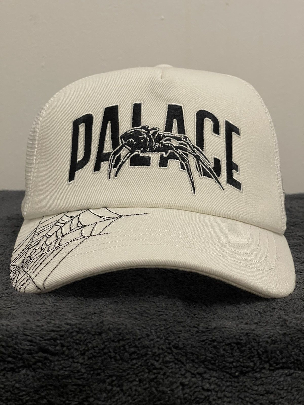 PALACE spider trucker white