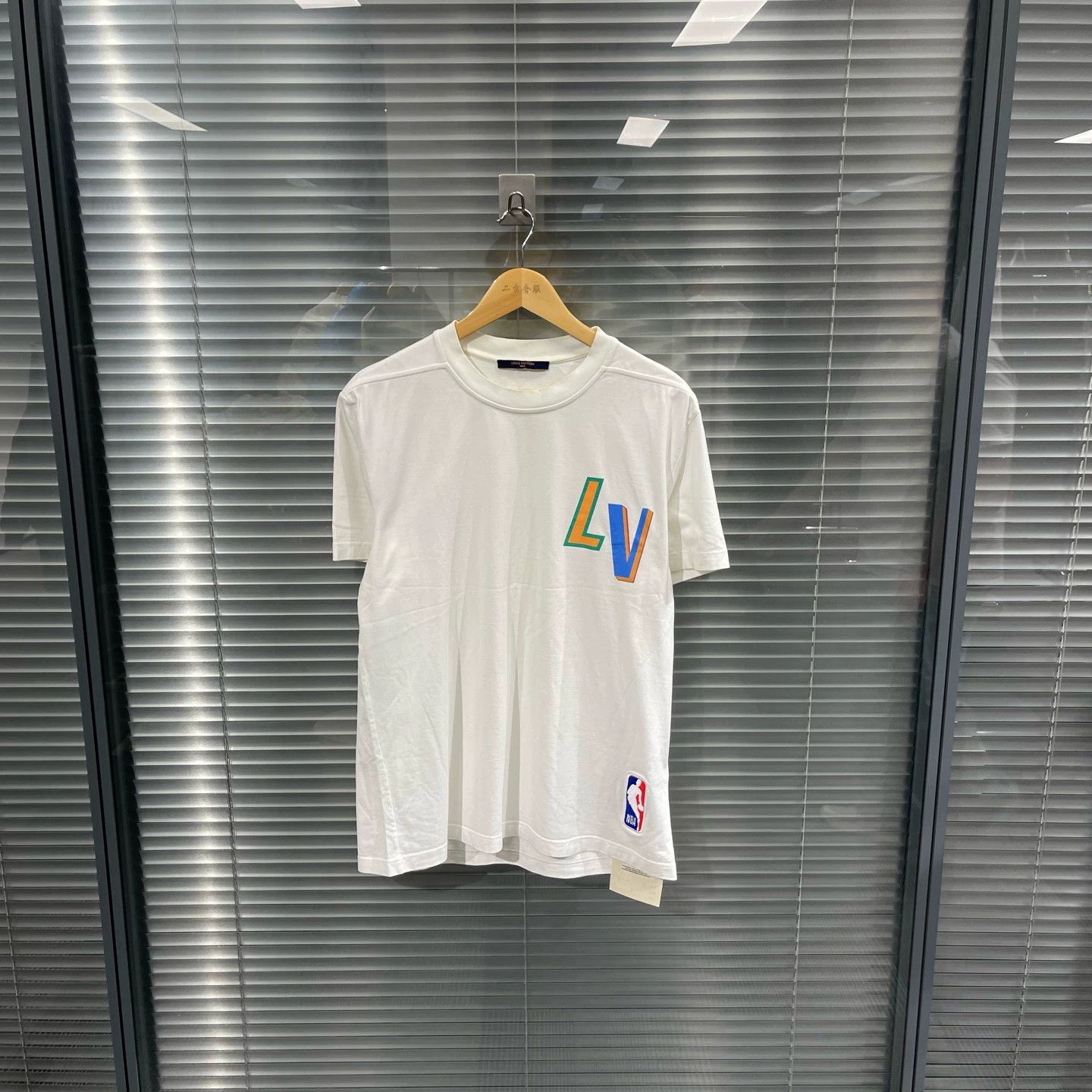Louis Vuitton LV x NBA Letter Print M Tee 95 New Back Flaw Size US M / EU 48-50 / 2 - 1 Thumbnail