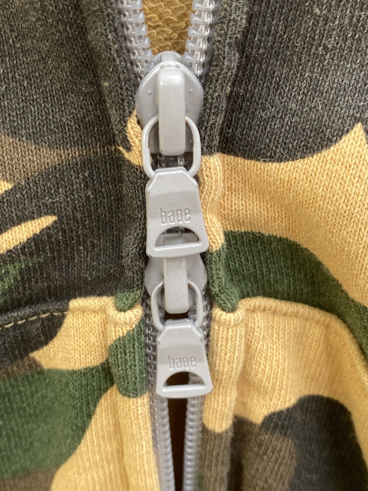 Bape Bape 1st Camo Glow in The Dark Full Zip Hoodie Size M Size US M / EU 48-50 / 2 - 8 Thumbnail
