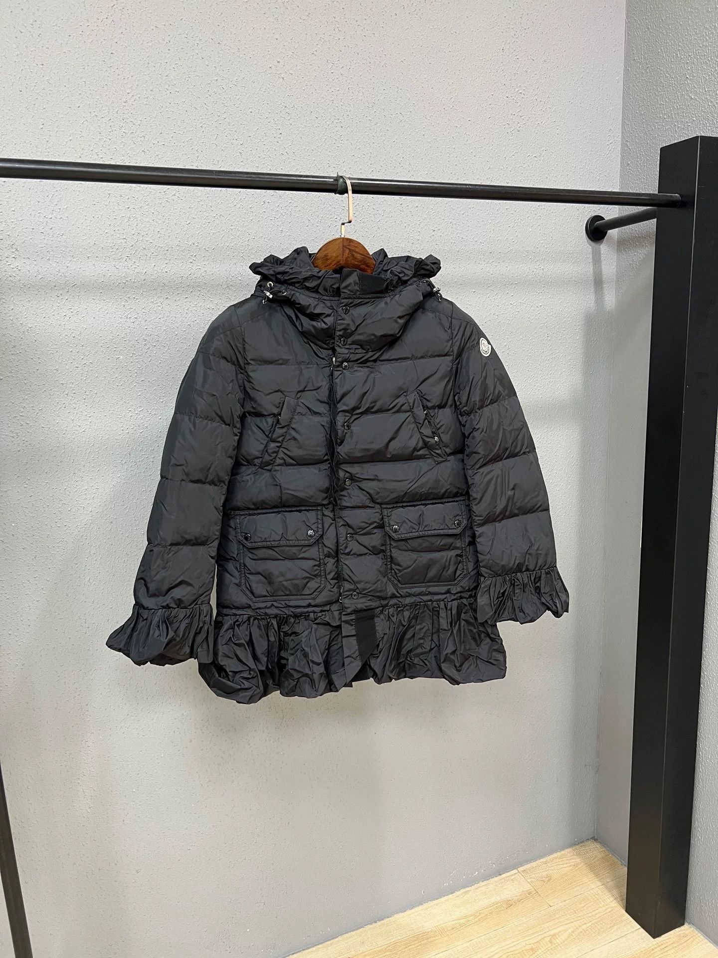Moncler Moncler Ruffled Down Jacket Size 0 Size XS / US 0-2 / IT 36-38 - 1 Thumbnail
