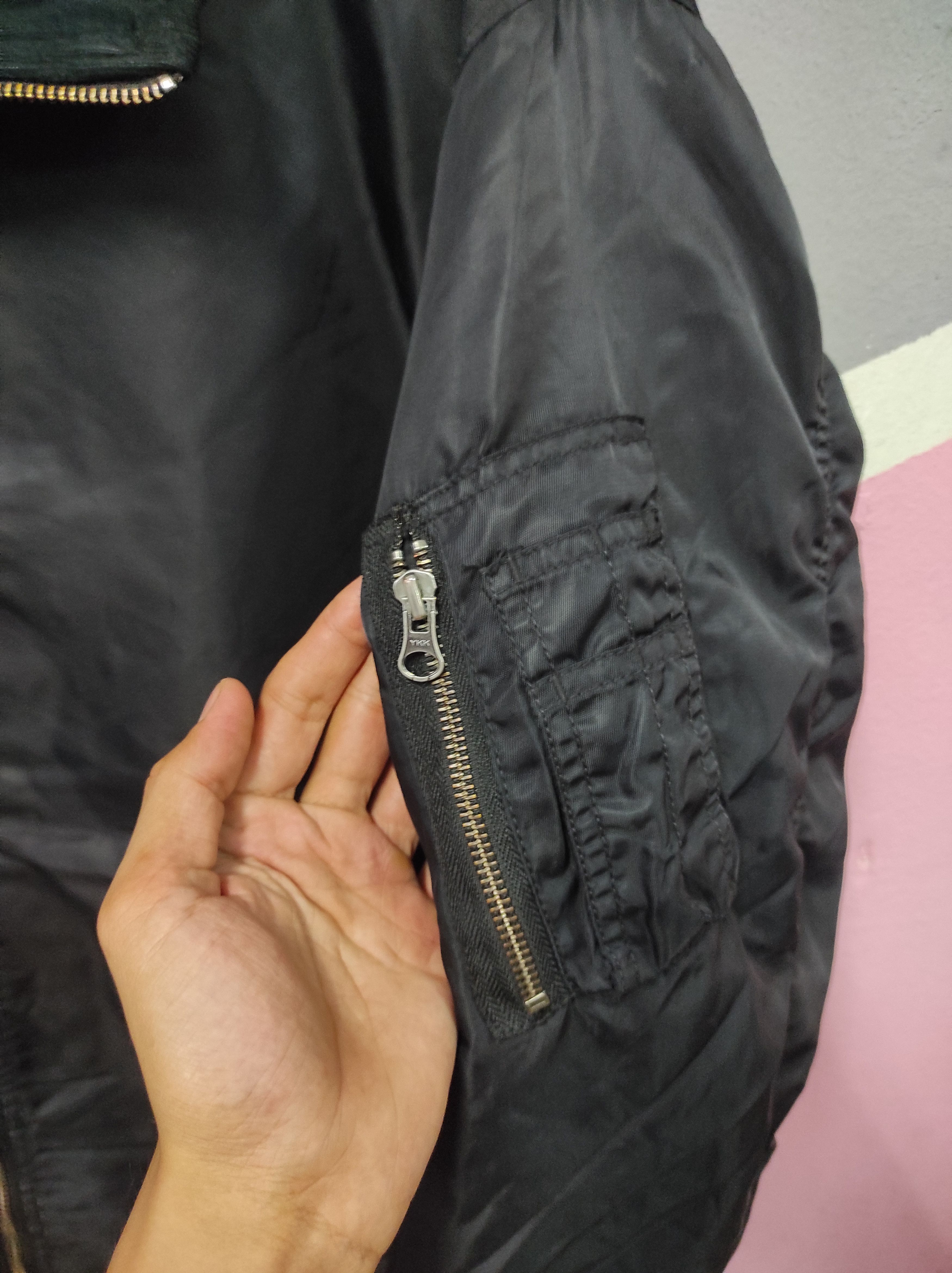 Uniqlo UNIQLO BLACK BOMBER JACKET Size US XL / EU 56 / 4 - 4 Thumbnail