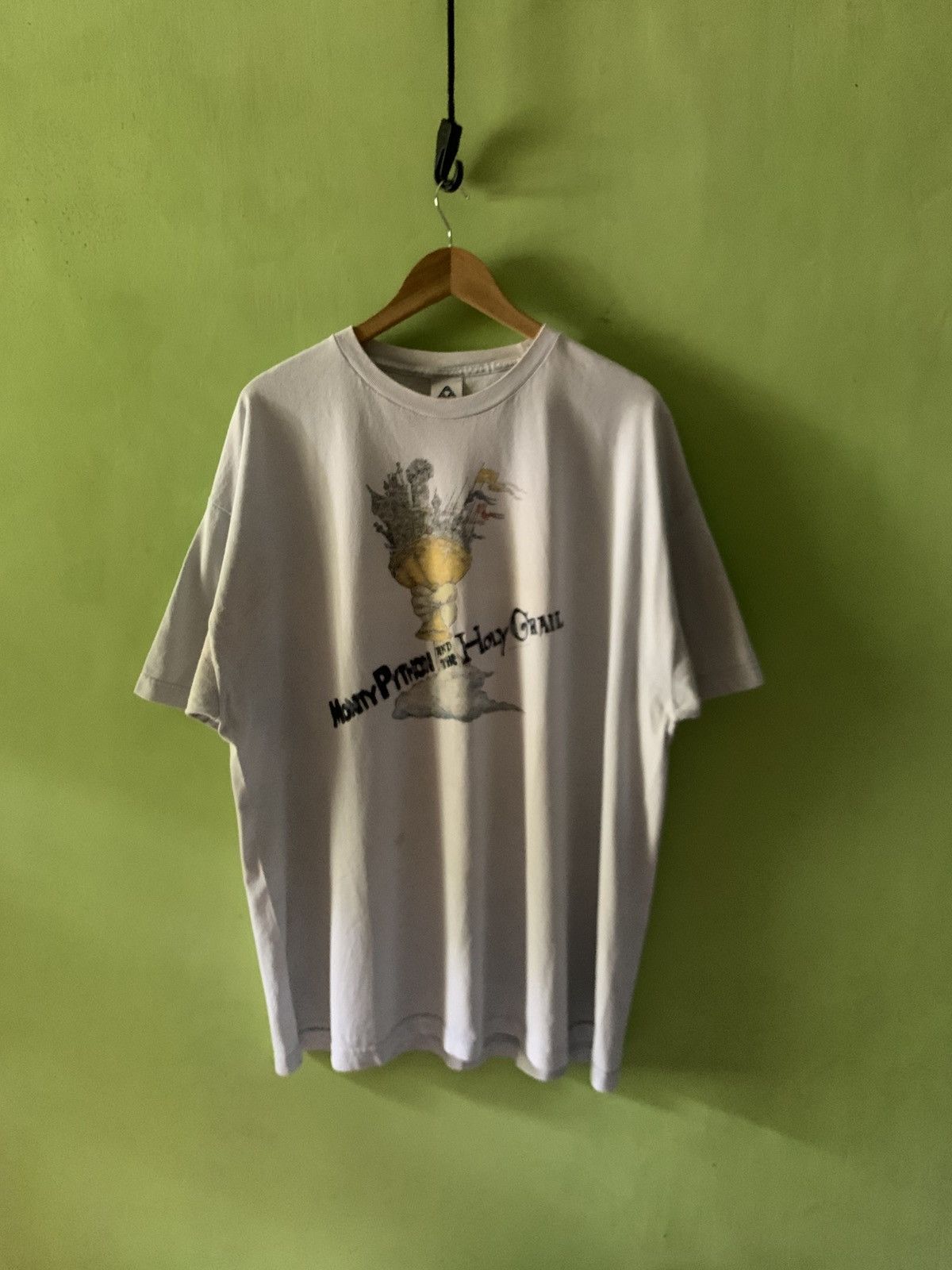 Other Rare Y2K Monty Python and the holy grail movie tee Size US XXL / EU 58 / 5 - 2 Thumbnail