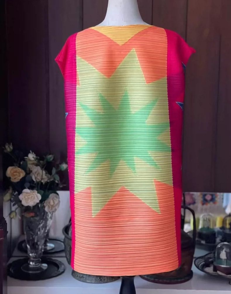 Pleats Please Issey Miyake Issey Miyake size:3 Vintage red magazine-style dress Size XS / US 0-2 / IT 36-38 - 6 Thumbnail