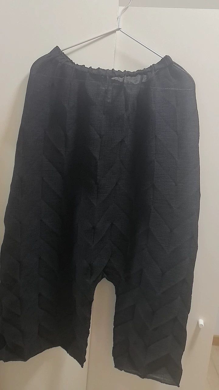 Issey Miyake Issey Miyake size:one size Black pleated trousers Size 31" - 2 Thumbnail