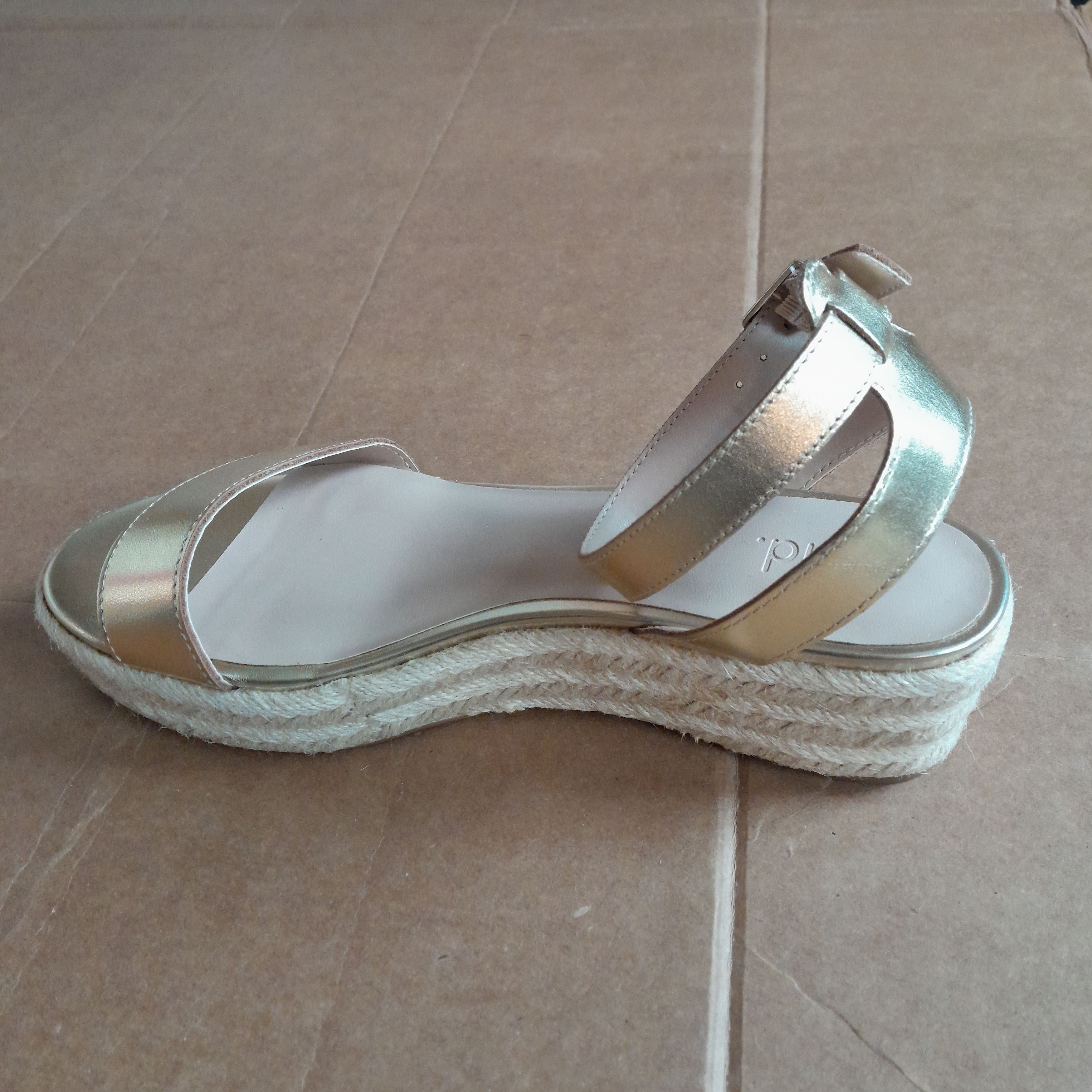 Other Find women’s sandals Color gold block heel Size US 8 / IT 38 - 4 Thumbnail