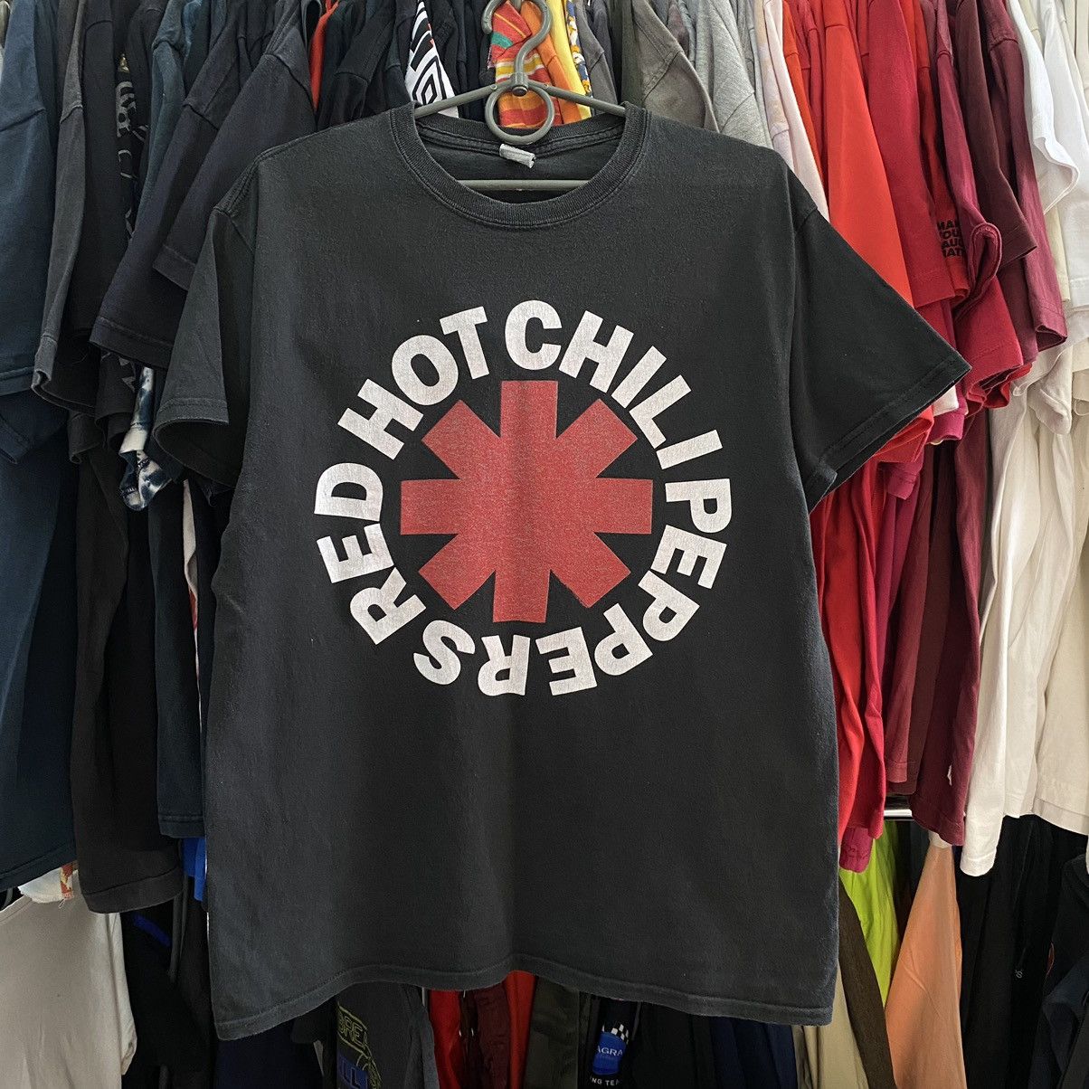 Band Tees Vintage Red Hot Chilipeppers 2016 big logo rock band tee Size US M / EU 48-50 / 2 - 1 Thumbnail