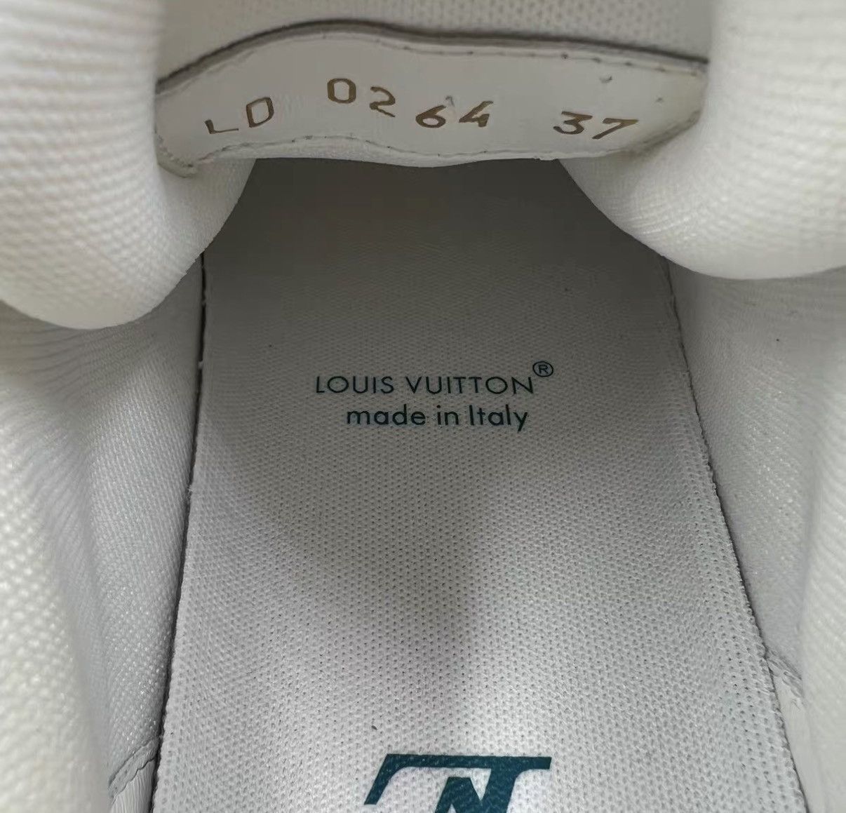 Louis Vuitton Louis Vuitton Trainer White & Blue Denim Sneakers J41 Size US 7 / IT 37 - 7 Thumbnail