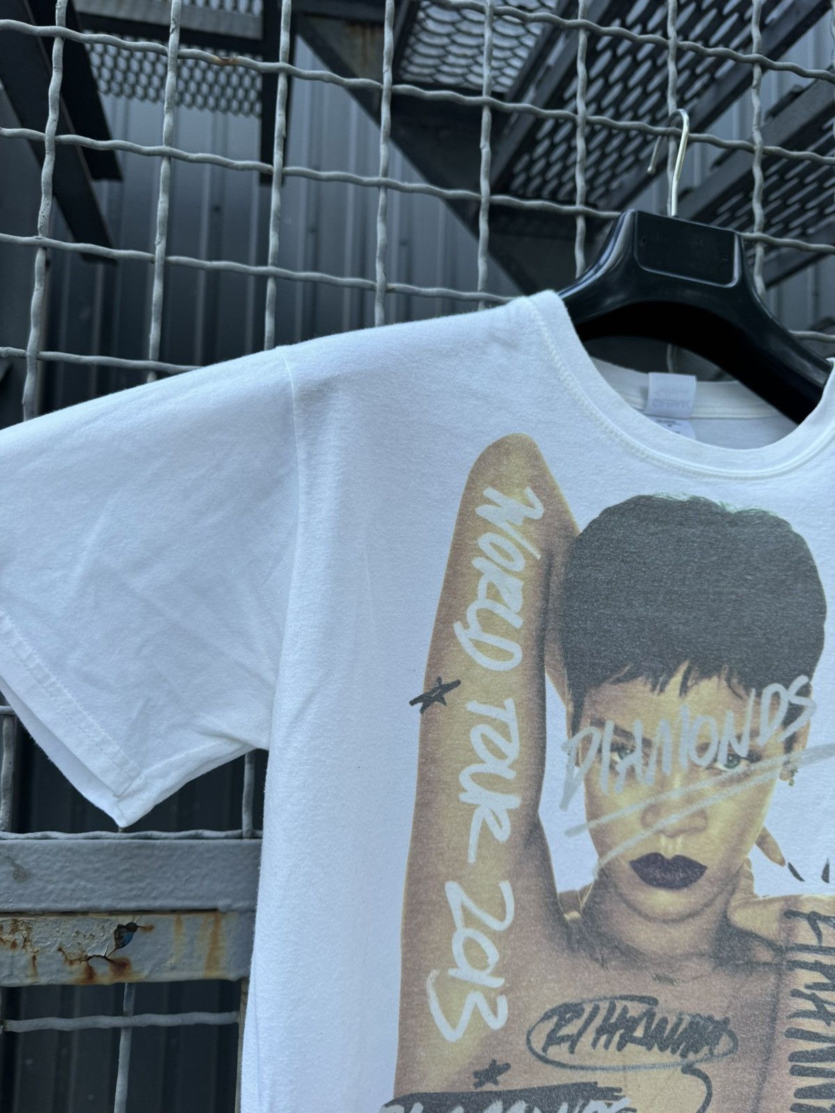 Band Tees Vintage Rihana Diamonds 2013 Tour T shirt Naked Size US M / EU 48-50 / 2 - 4 Thumbnail