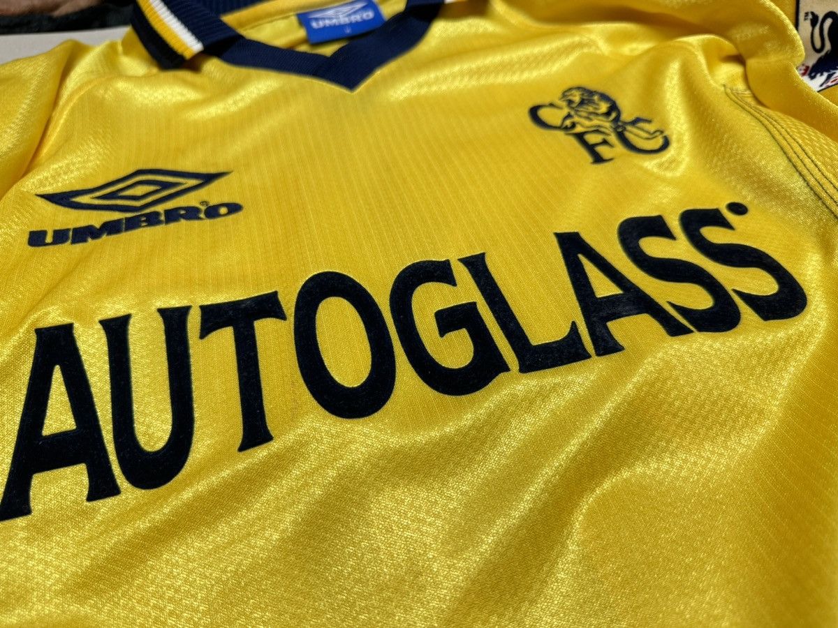Umbro × Vintage Chelsea 99/00 away shirt #25 Zola Size US M / EU 48-50 / 2 - 4 Thumbnail
