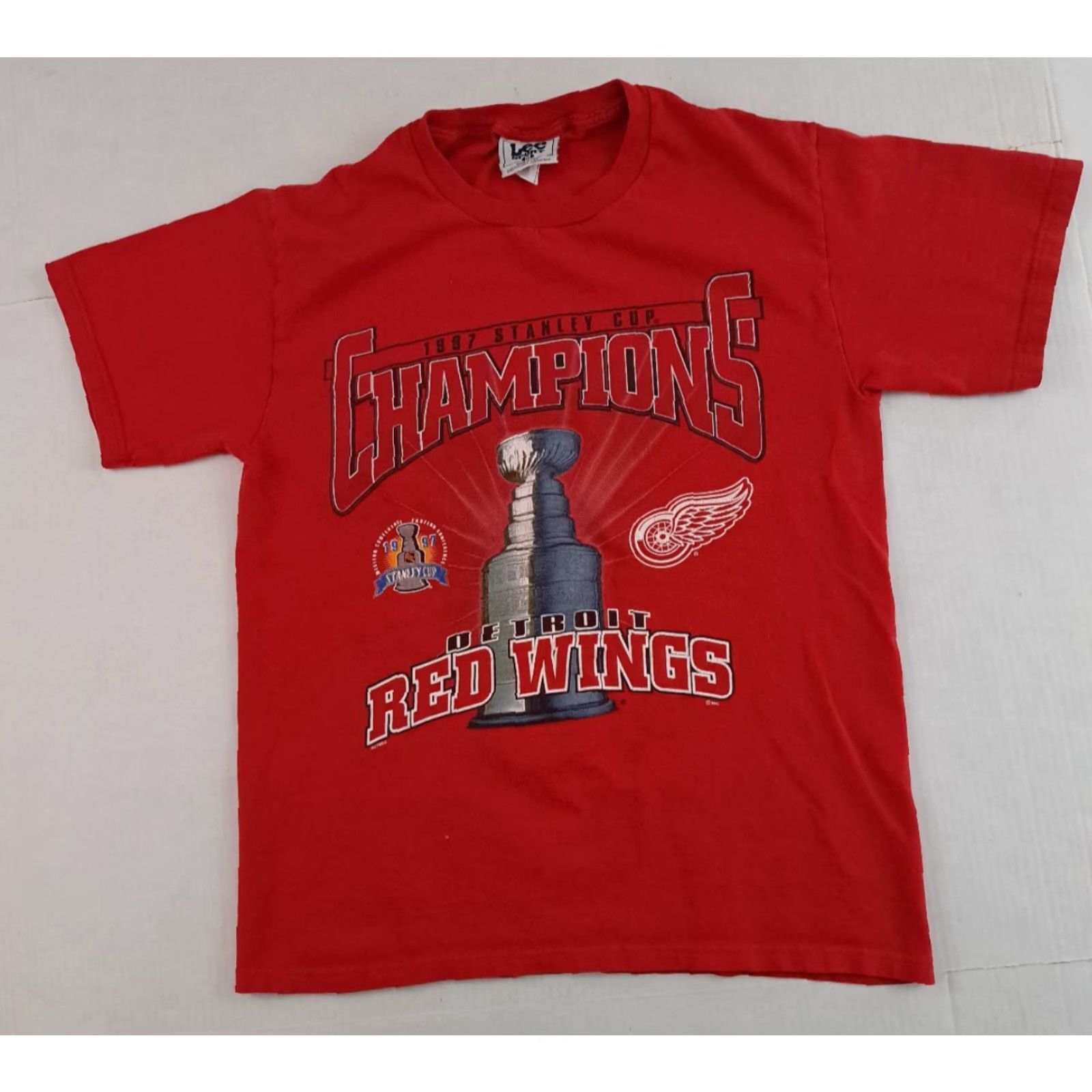 Lee VINTAGE Detroit Red Wings Hockey T-Shirt Lee USA Made 1997 Champions- Med Shirt Unisex Adults Red 90s Boys Mens Womens Size US M / EU 48-50 / 2 - 2 Thumbnail