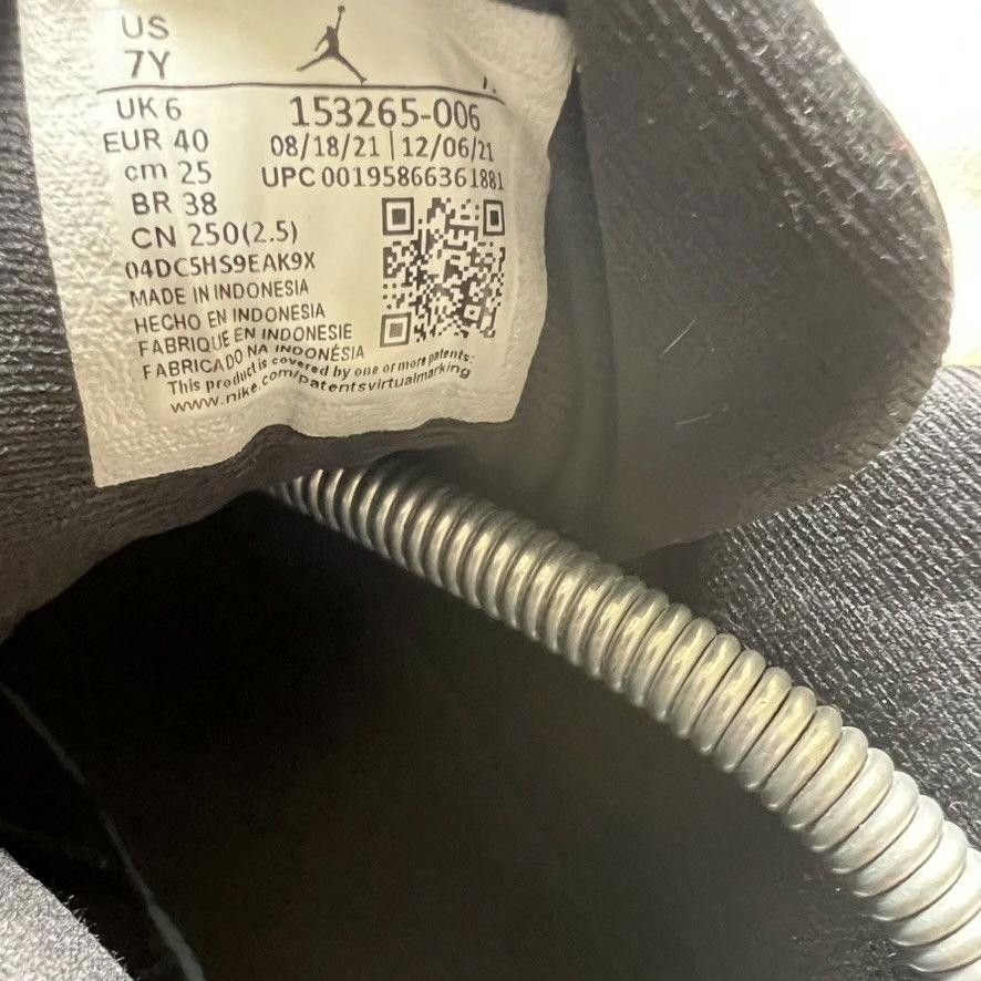 Nike NIKE • JORDAN 12 GS Retro "2022 Playoffs" (7M) Size US 7 / EU 40 - 4 Thumbnail
