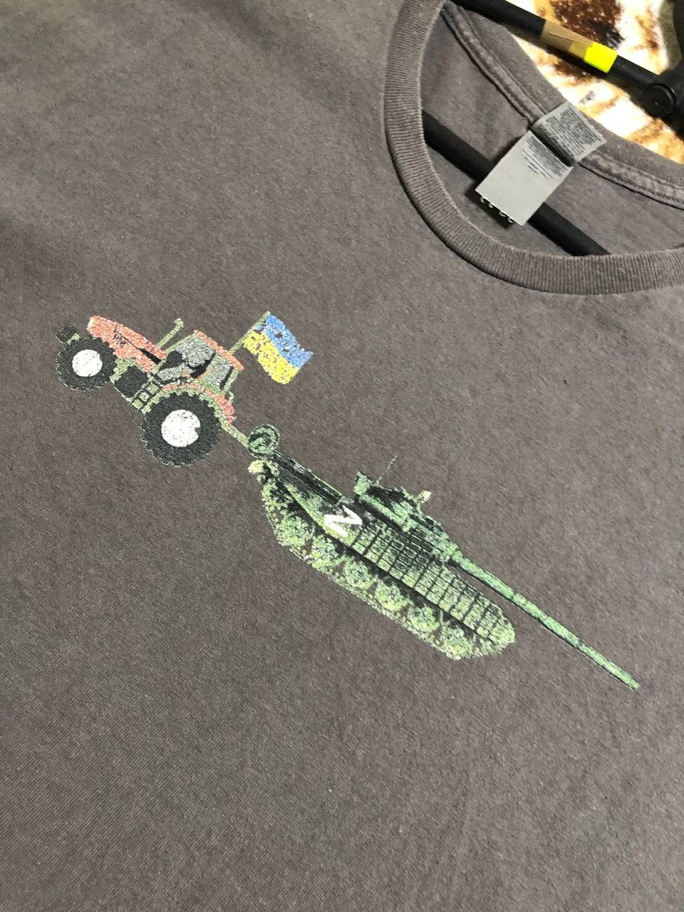 Gildan Support UKRAINE tractor pulling T-72 Russian tank T-shirt Size US L / EU 52-54 / 3 - 6 Thumbnail