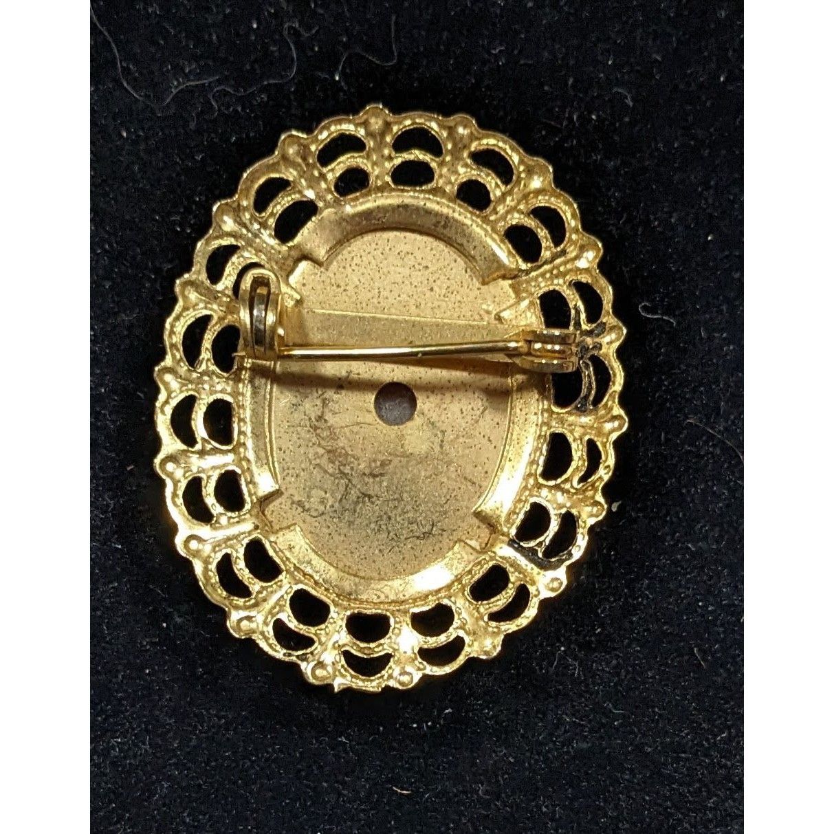Other Vintage Coquette Carved Cameo Brooch Gold Tone And Pink Size ONE SIZE - 4 Thumbnail