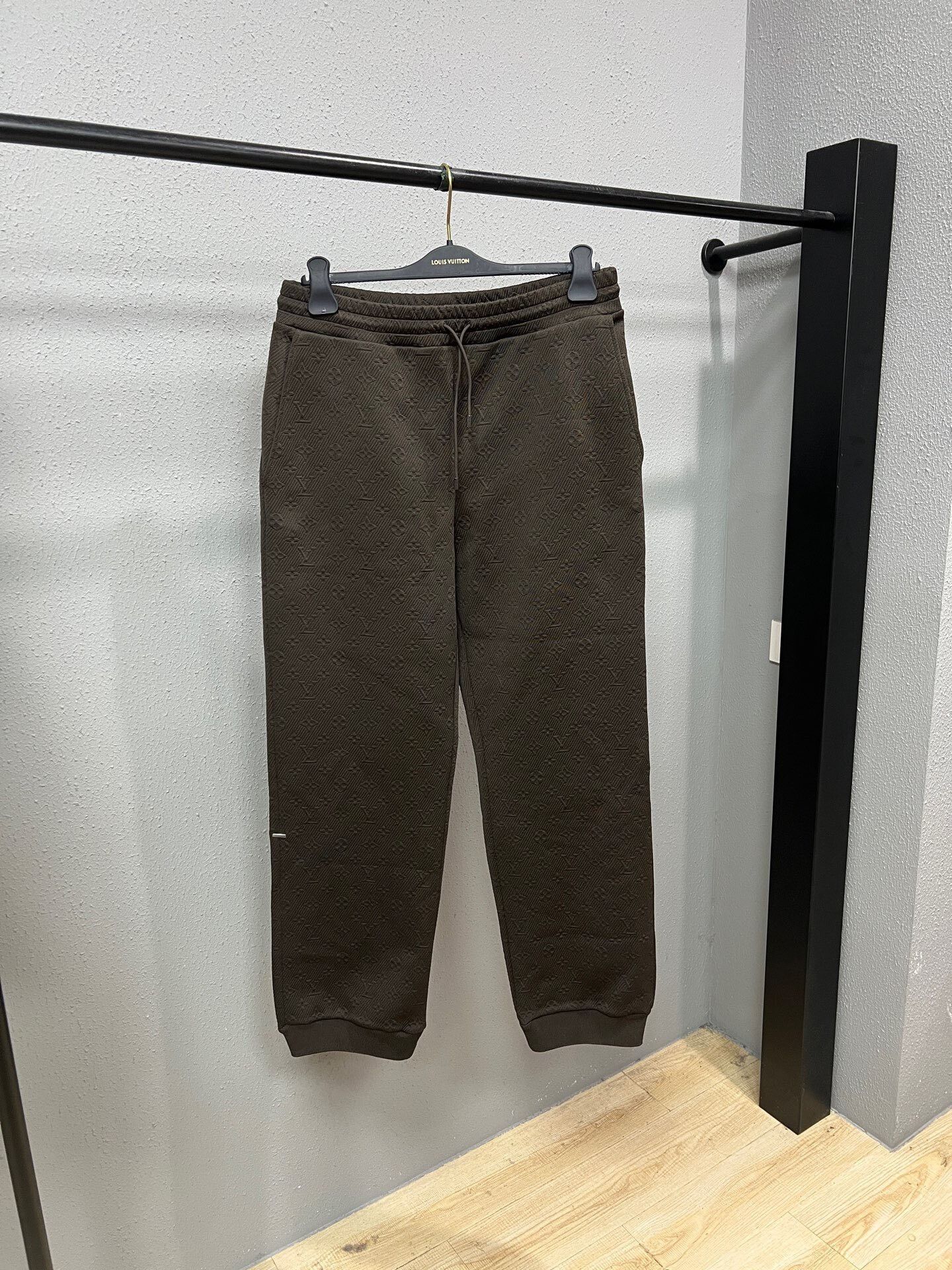 Louis Vuitton louis vuitton brown embossed sport pants Size US 34 / EU 50 - 1 Thumbnail